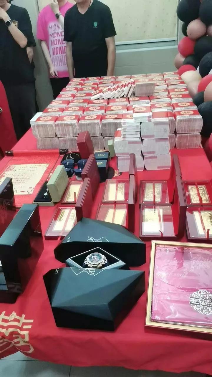 浙江台州市某订婚现场,1000万现金堆积成山!黄金首饰无数!名表跑车!