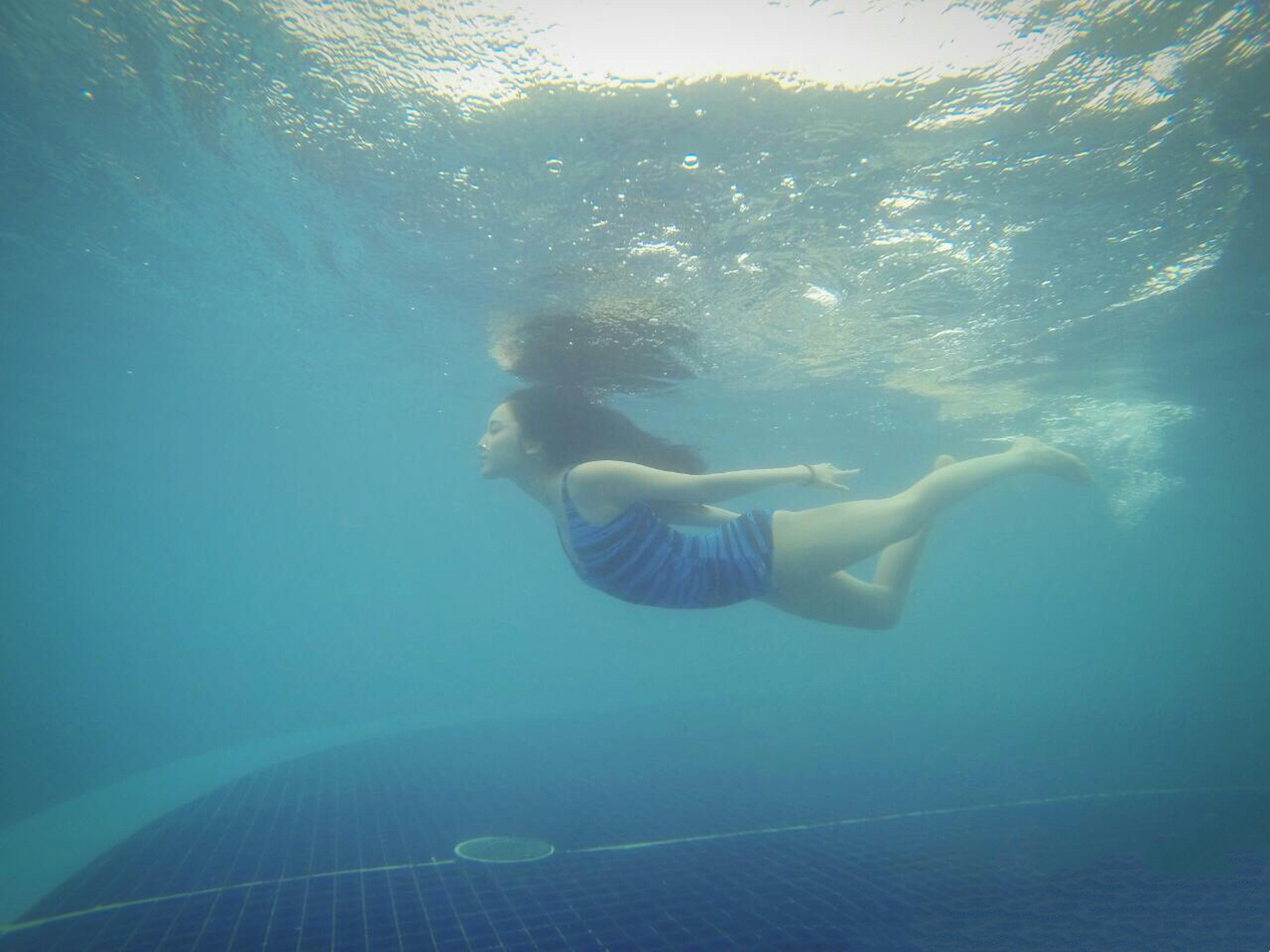 古力娜扎水下大片,清纯中带有一丝性感 (这组图快10年了)