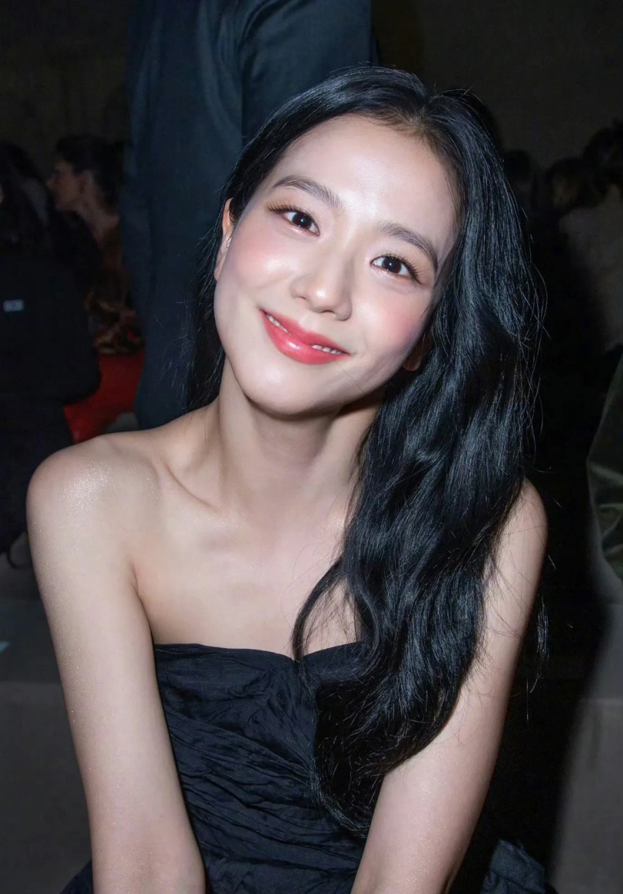 镜头近距离下的无美颜金智秀怼脸状态,这脸不愧是门面