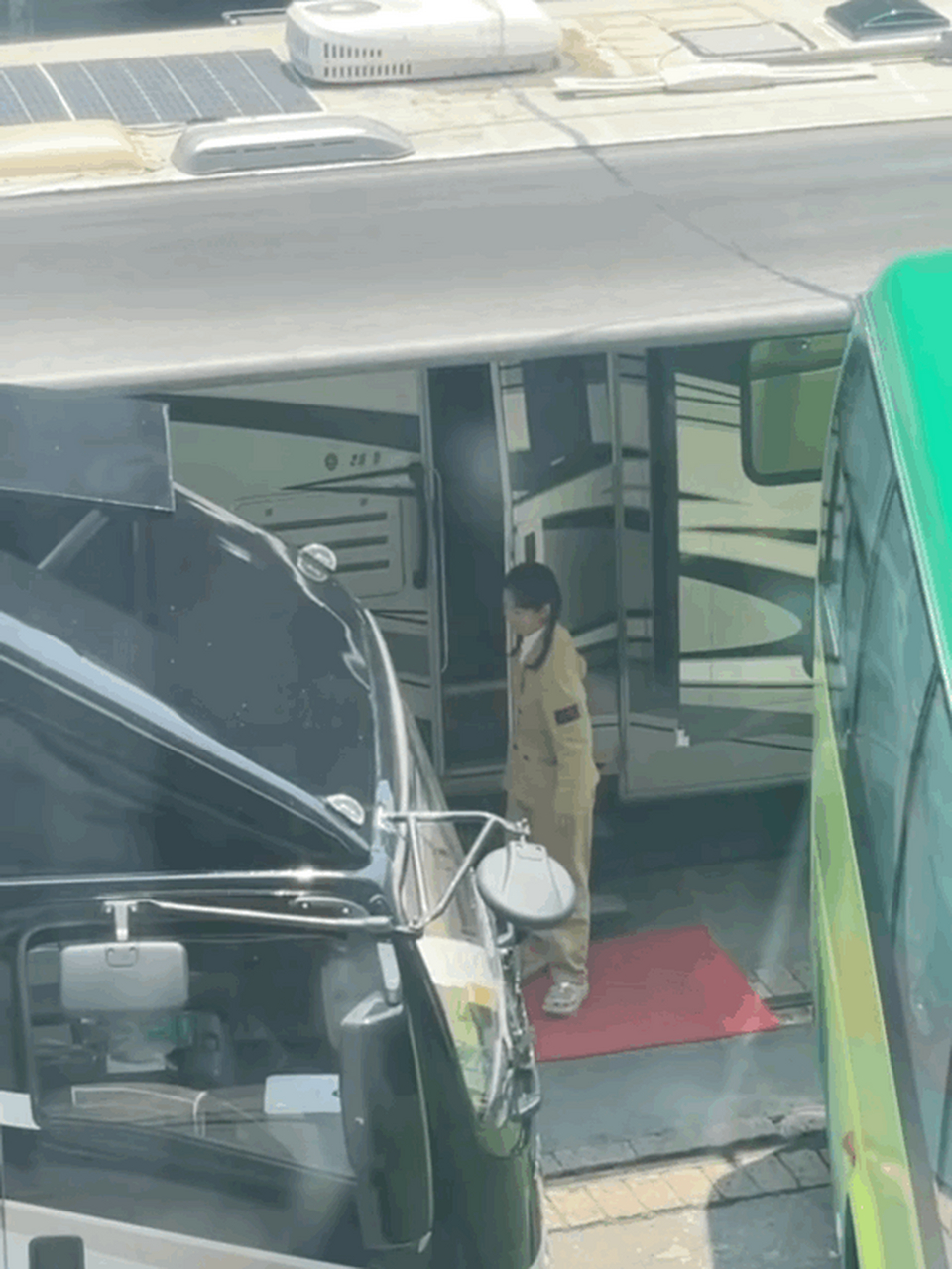 邢菲暗夜与黎明双麻花辫路透#02在新剧《暗夜与黎明》中,邢菲首次