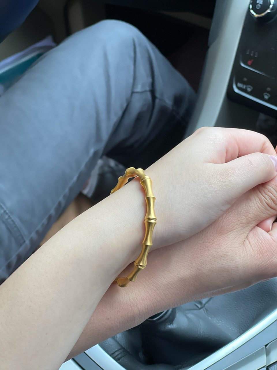 周生生竹节黄金手镯 选结婚三金真的是个很漫长的过程.