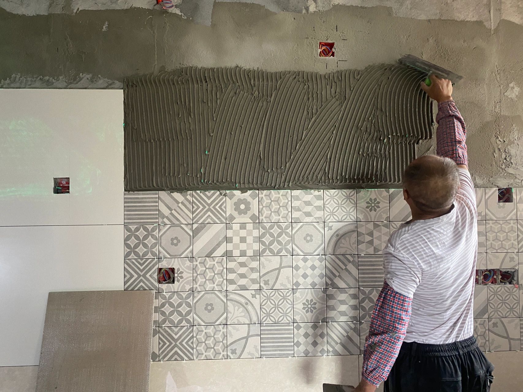 贴墙面砖步骤与注意事项 第一步:先将墙面用水泥砂浆找平,误差在3mm