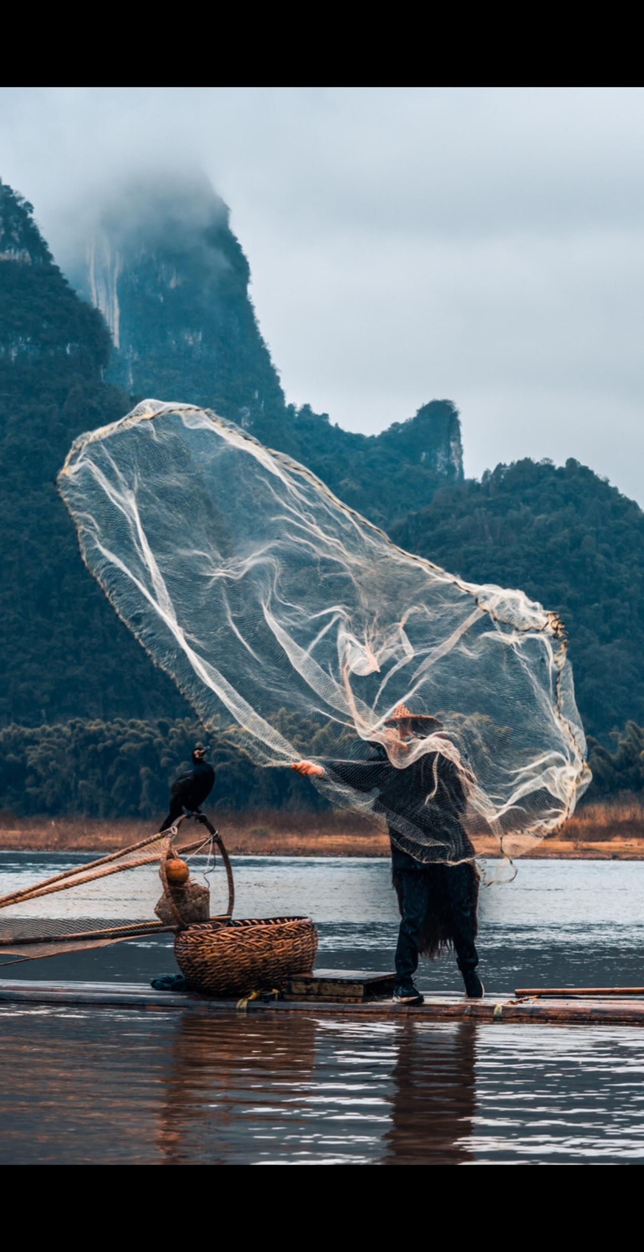 象鼻山和刘三姐,还有更多小众美好,比如兴坪佳境里的老爷爷,渔网一撒