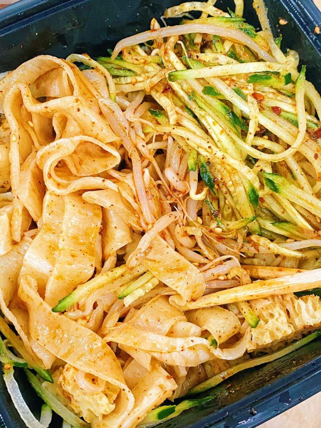  擀面皮擀面皮高清图片自己蒸下的面皮真实是照片没有面筋的有面筋丝