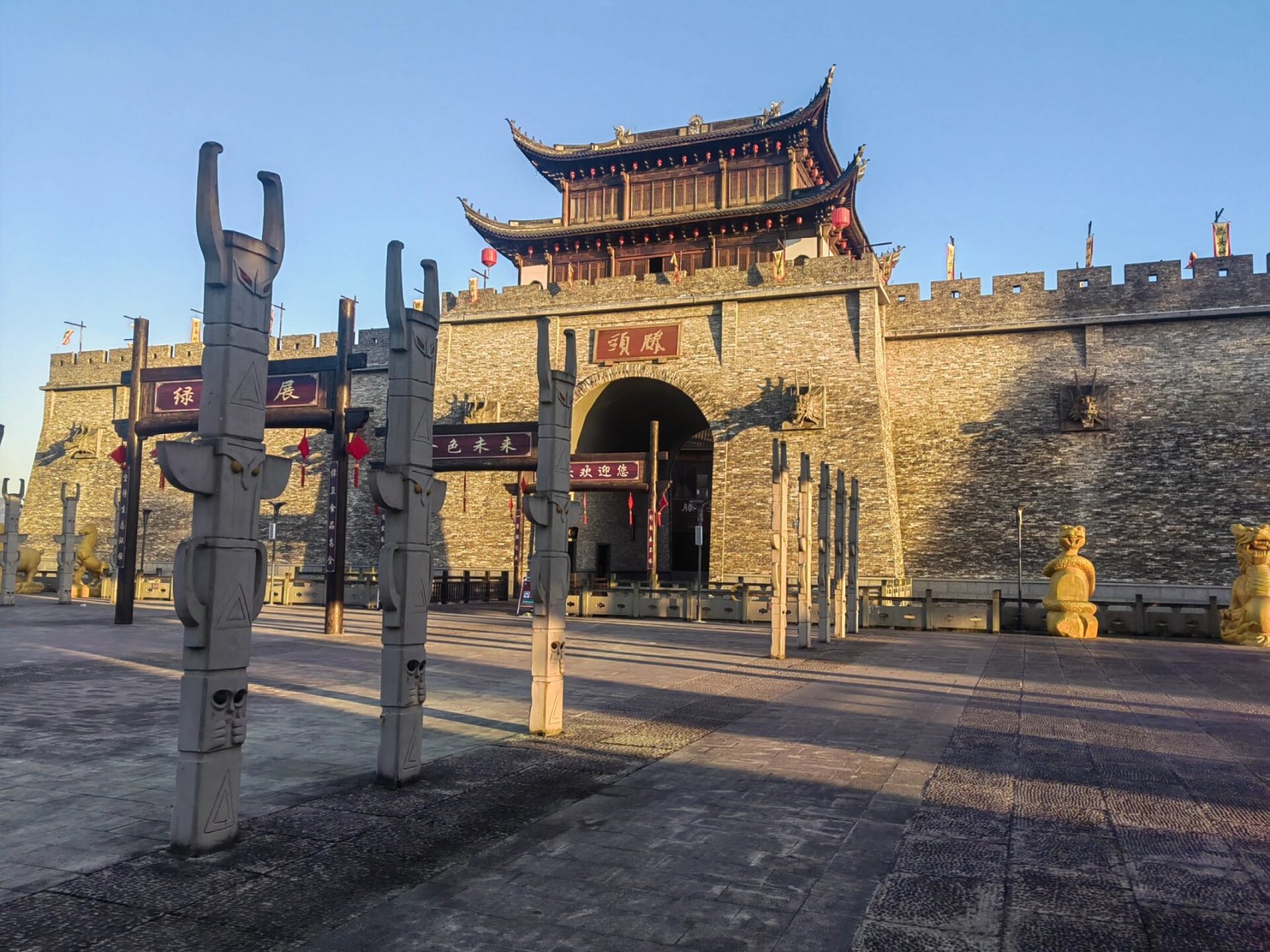 滕头村 滕头村嵌在奉化与溪口之间的滕头生态旅游区,紧倚江拔,甬 滕头