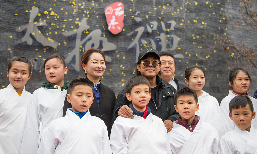 11月24日,李连杰出席太极禅沈阳生活馆启动仪式,活动现场李连杰一袭