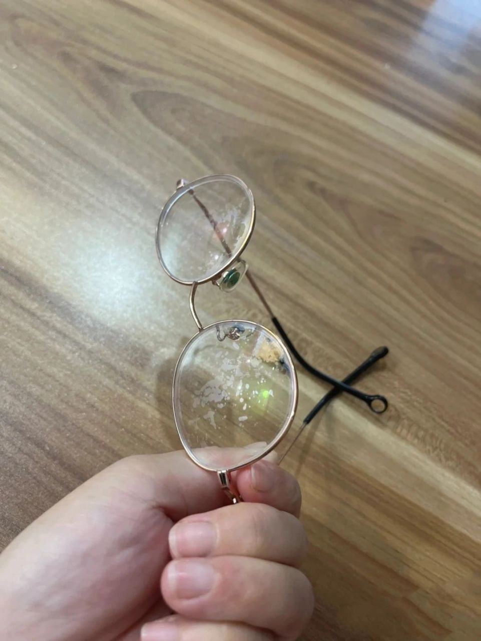 镜片脱膜和爆膜 脱膜图1,镜片呈斑斑点点,颜色不均,膜层脱落.