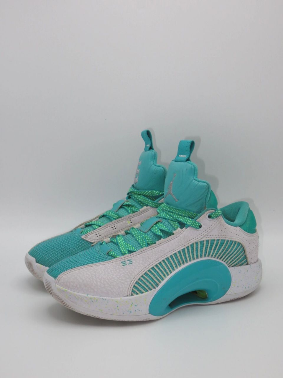 今天开箱的球鞋是aj35低帮的郭艾伦配色,个人觉得算aj35低帮配色中的