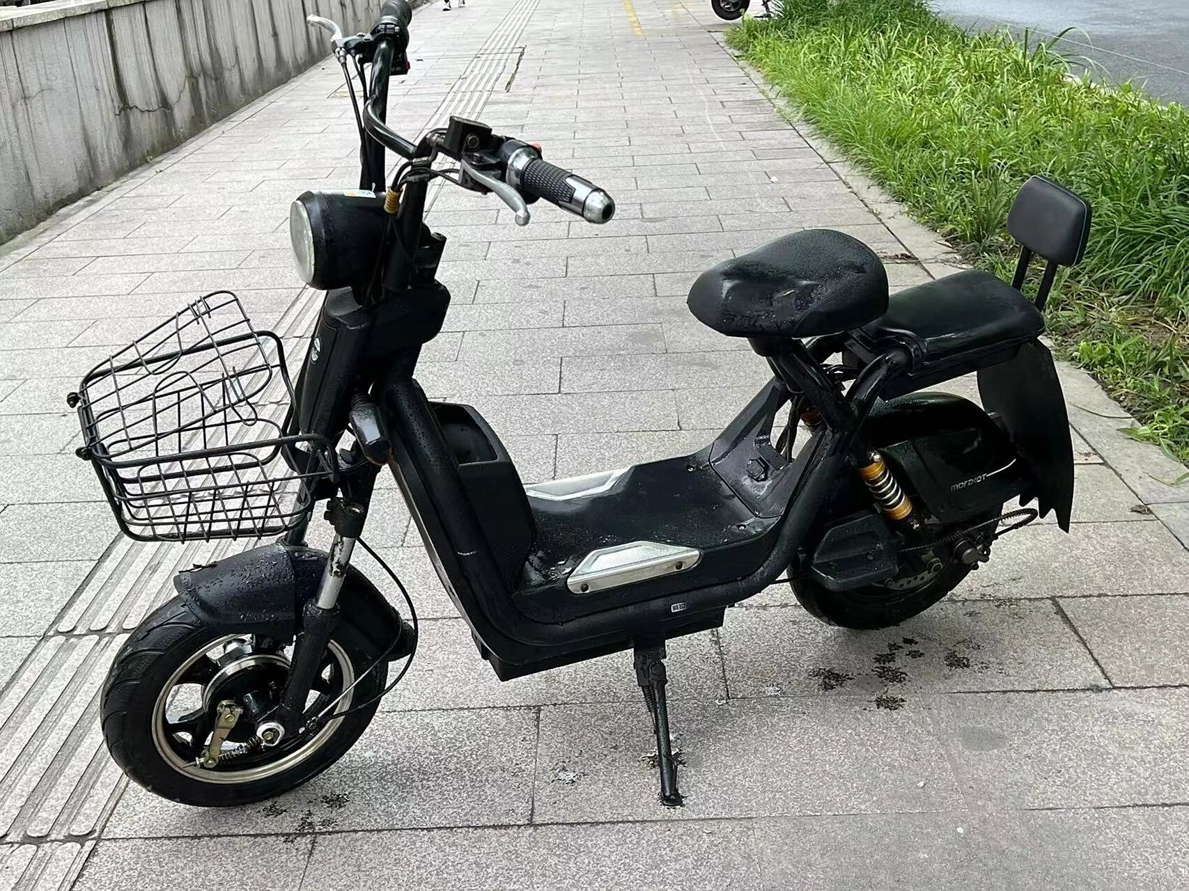 莫拉克电动车黑色简易款 新装电池,续航30公里左右 带黄牌,车况已检测