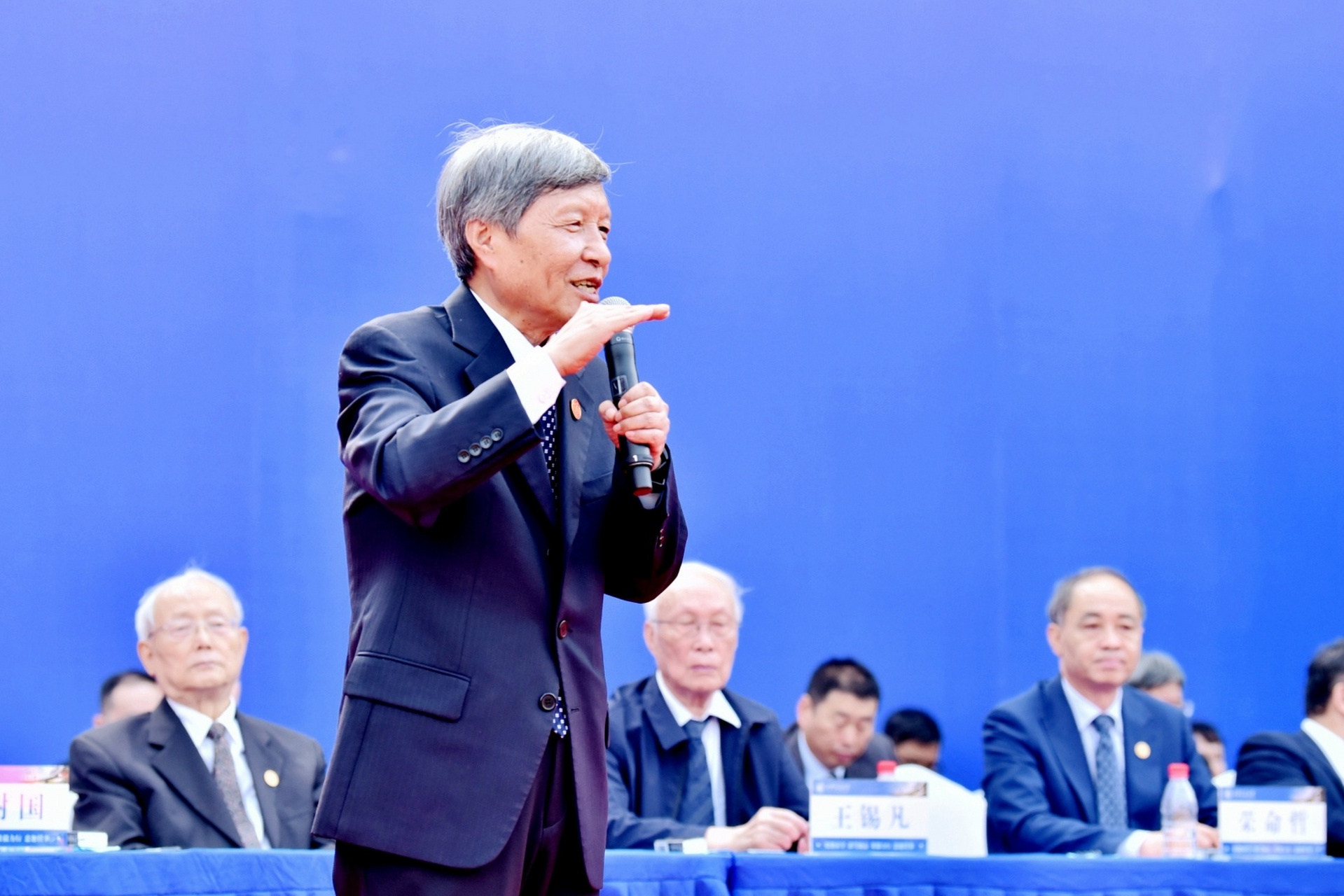 校长新生的130周年校庆之约##交大校长脱稿寄语新生#  西安交通囱学