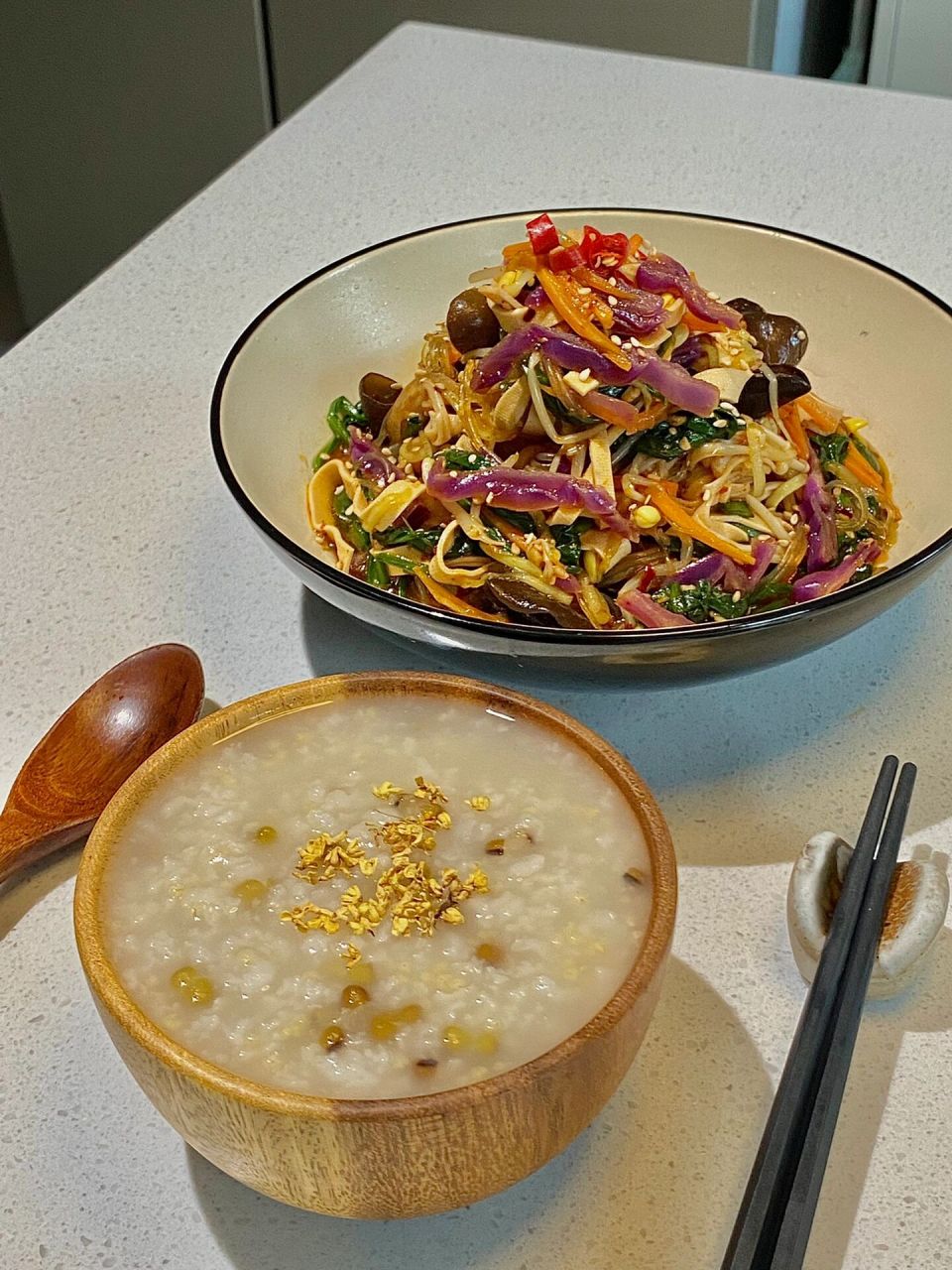 橙色高温下的清爽开胃晚餐 绿豆稀饭 今天36度高温预警啦 食欲随着