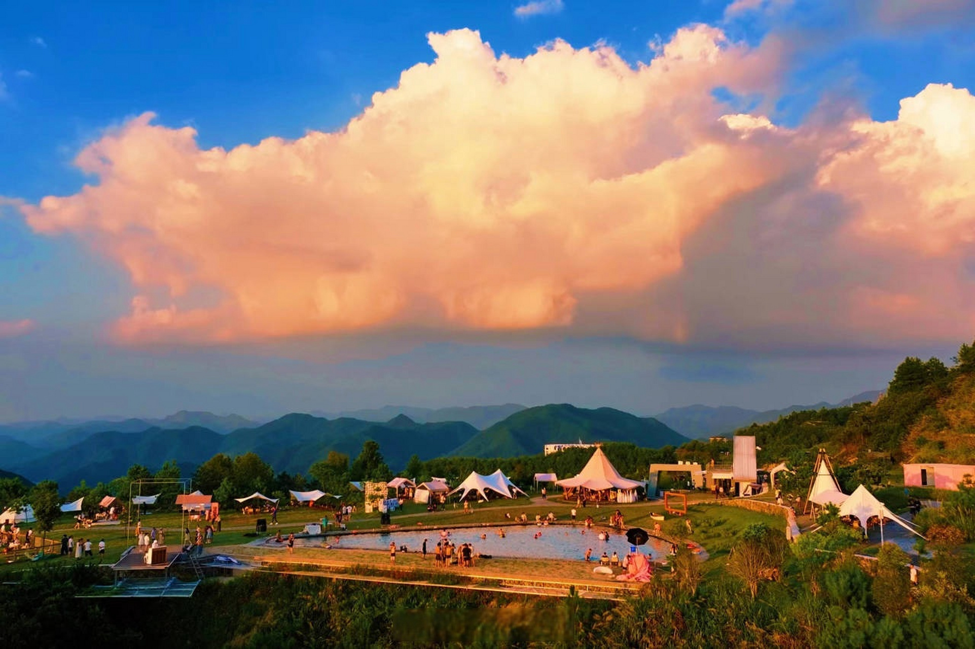 【天山夜游热】近日,位于东阳江镇的天山村迎来了旅游高峰,随着夜幕