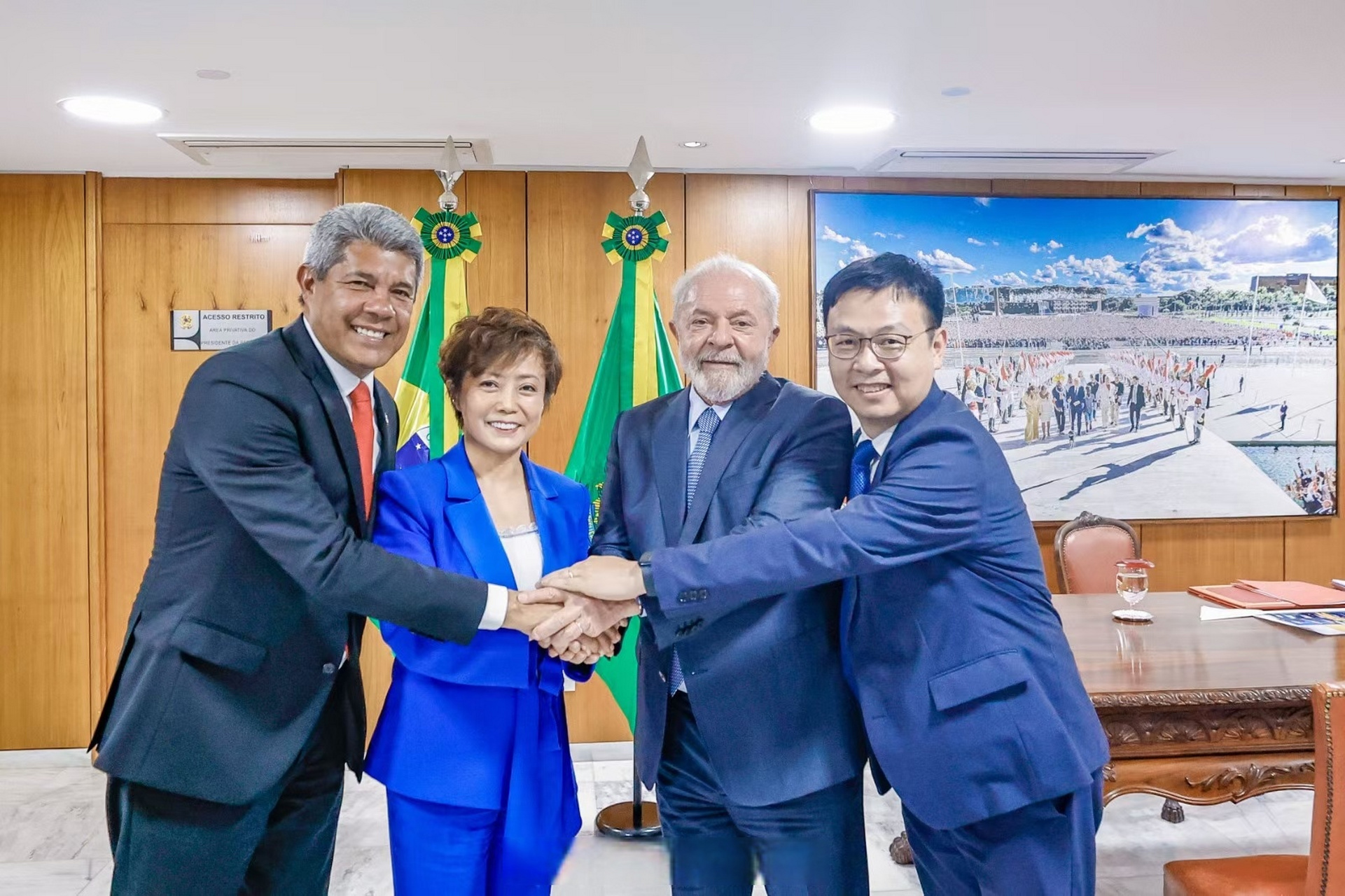 看哪个大佬会见了比亚迪执行副总裁李柯女士? #百家车坛