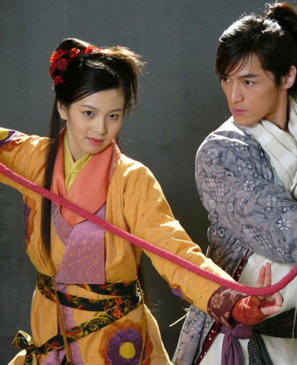 原来一开始胡歌刘亦菲等人主演呢《仙剑奇侠传》刘品言安以轩角色是