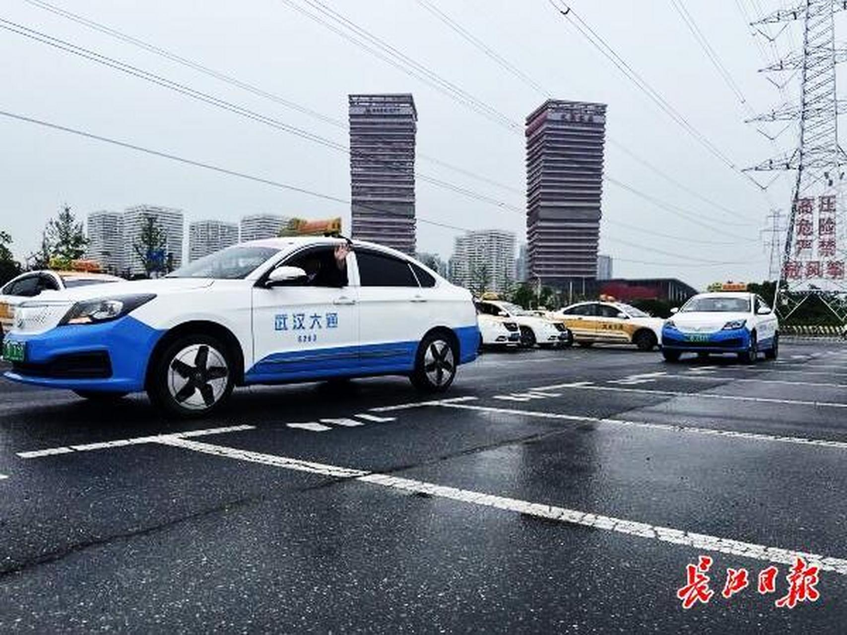 大通邀您免费坐出租车】5月10日,武汉大通出租车公司"邢刘宝劳模创新