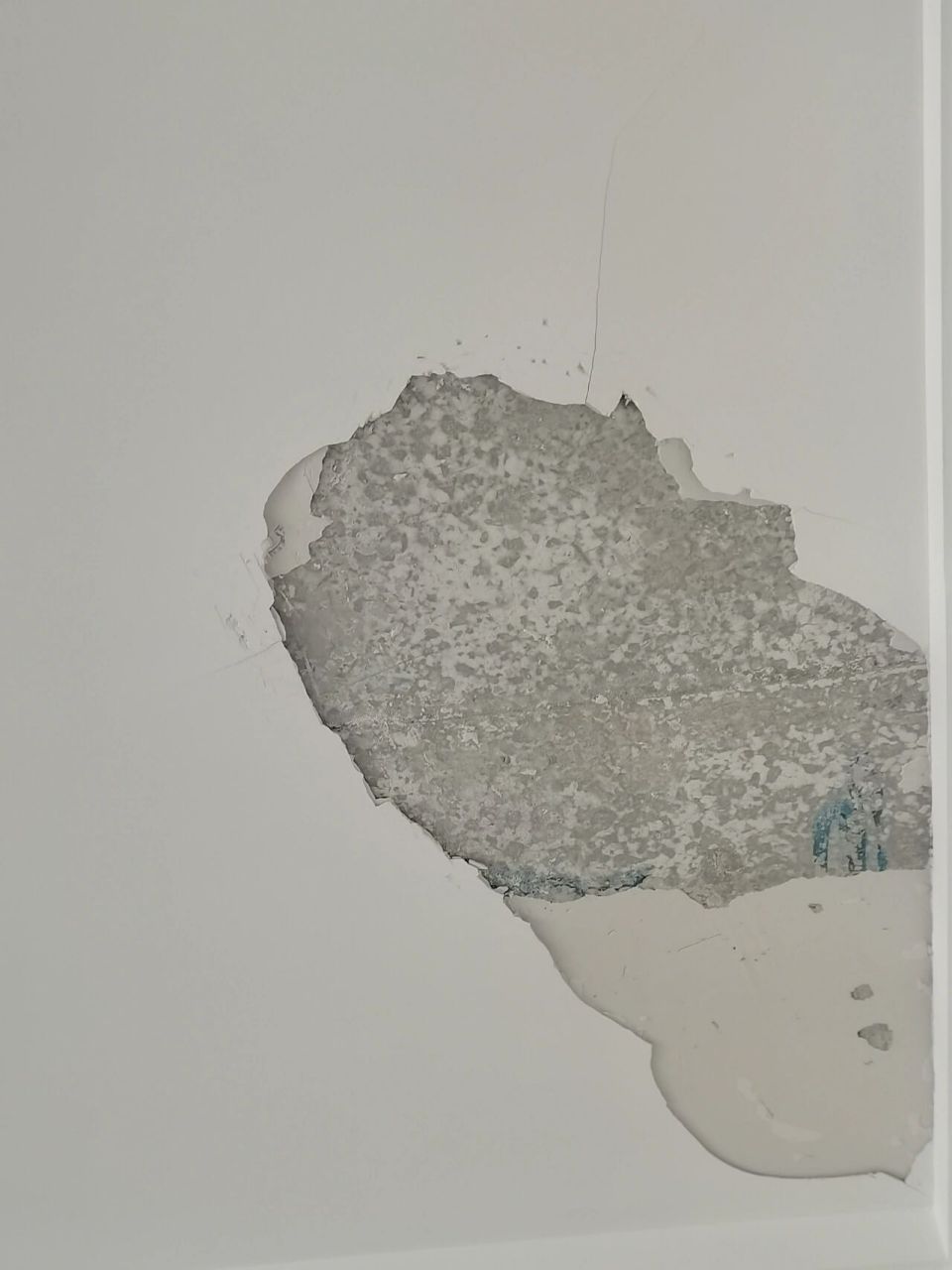 现在装修后,很多业主家里出现顶面腻子层脱落现象,这个脱落不仅影响