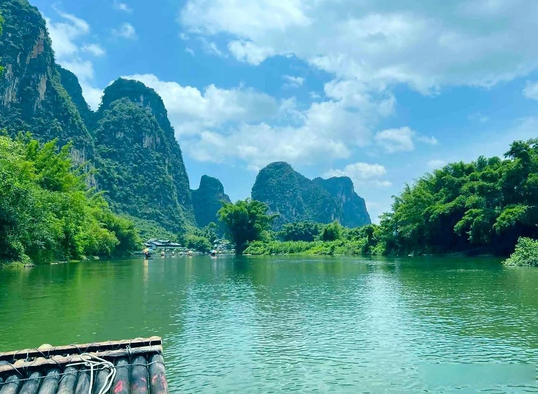 风景相片 美景之境   山环水绕四面清, 竹筏湖中映碧影.