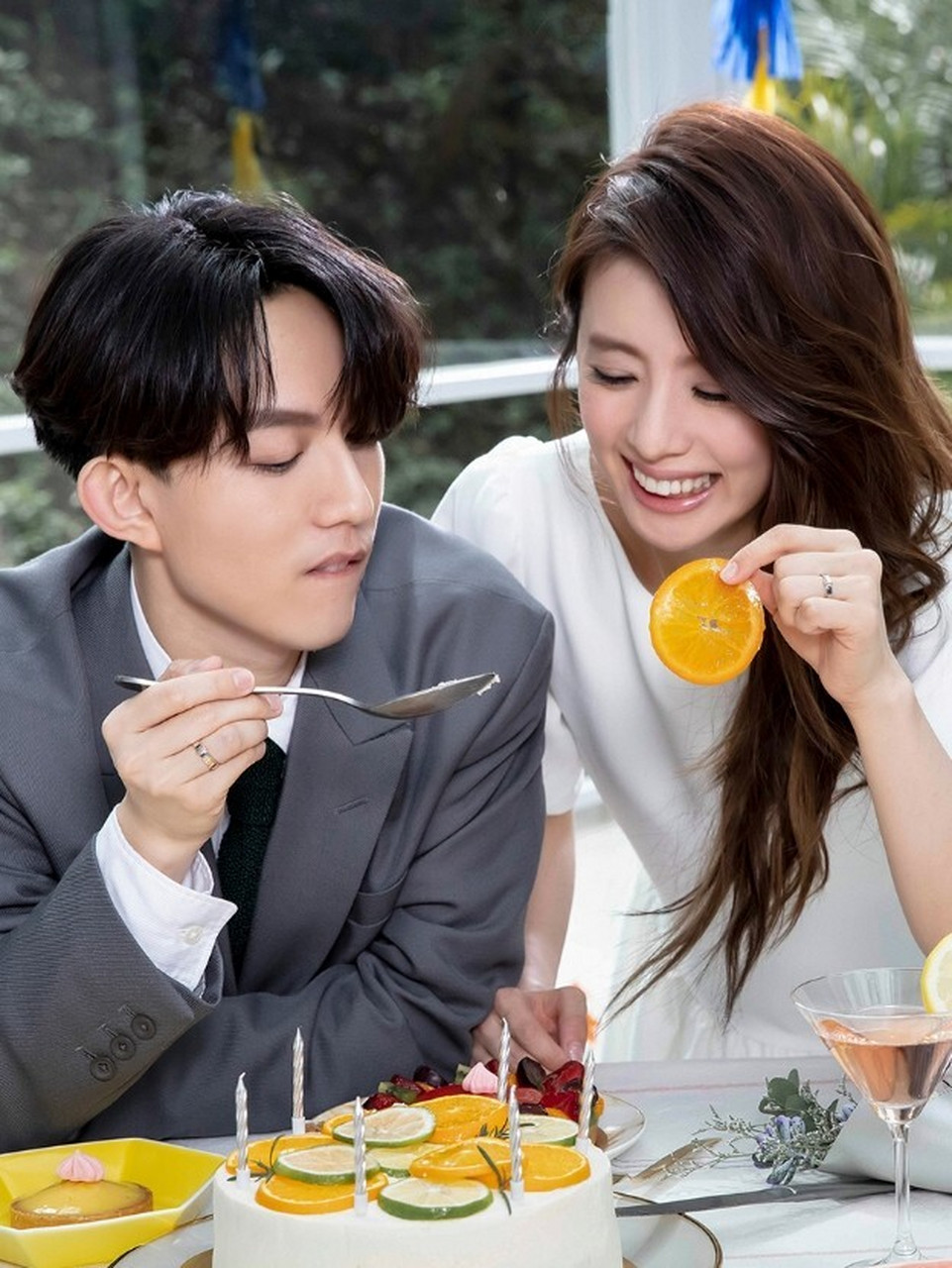 林宥嘉和kiki首次共同合体代言周生生了呢,宣传照里两个人幸福的小