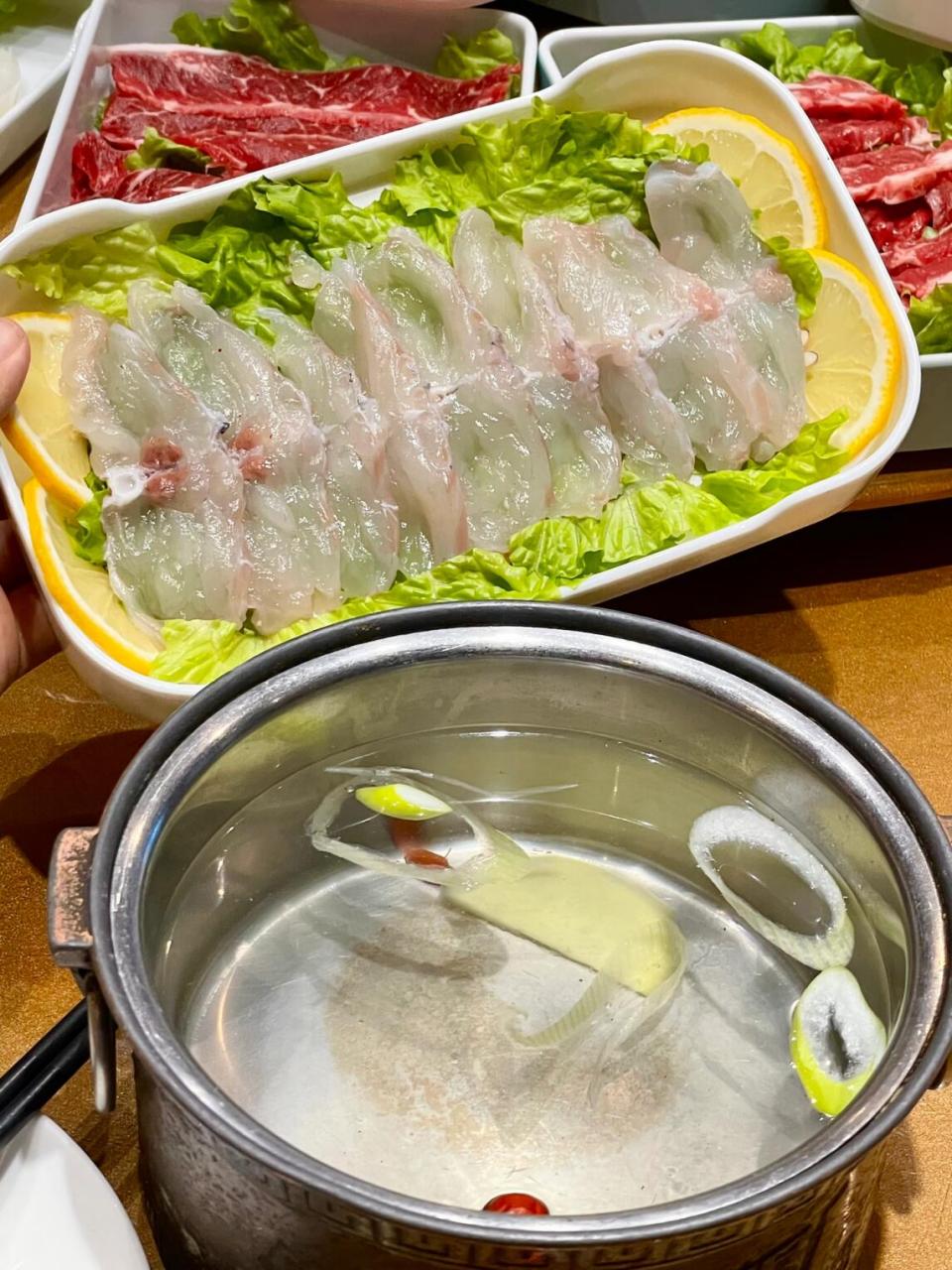 现在正是吃河豚火锅的季节,太满足啦 河豚鱼火锅超市 自助式的 铣吃