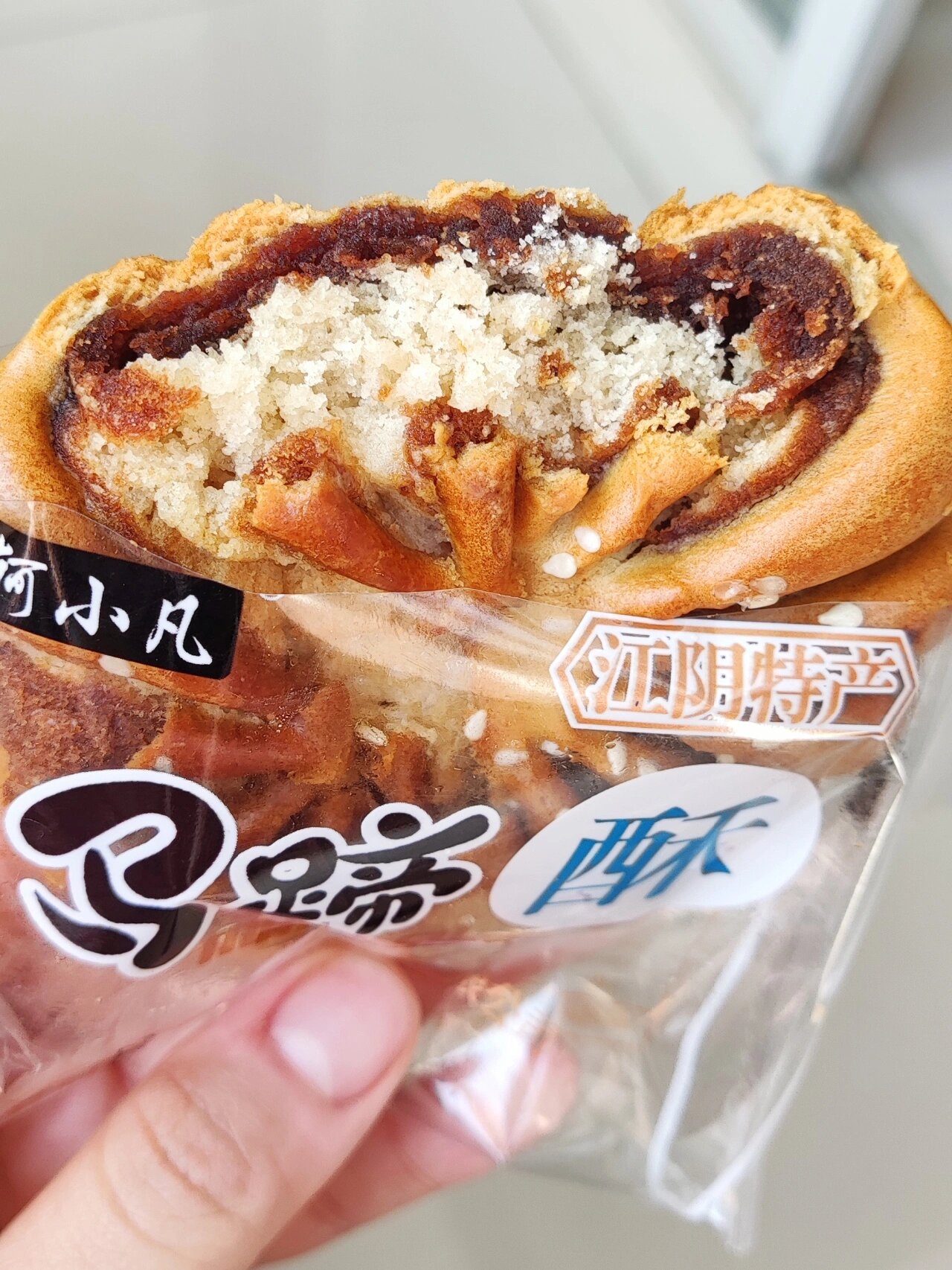 江阴特产马蹄酥,买的是最普通最普通的,里面没有任何添加:瓜子松子