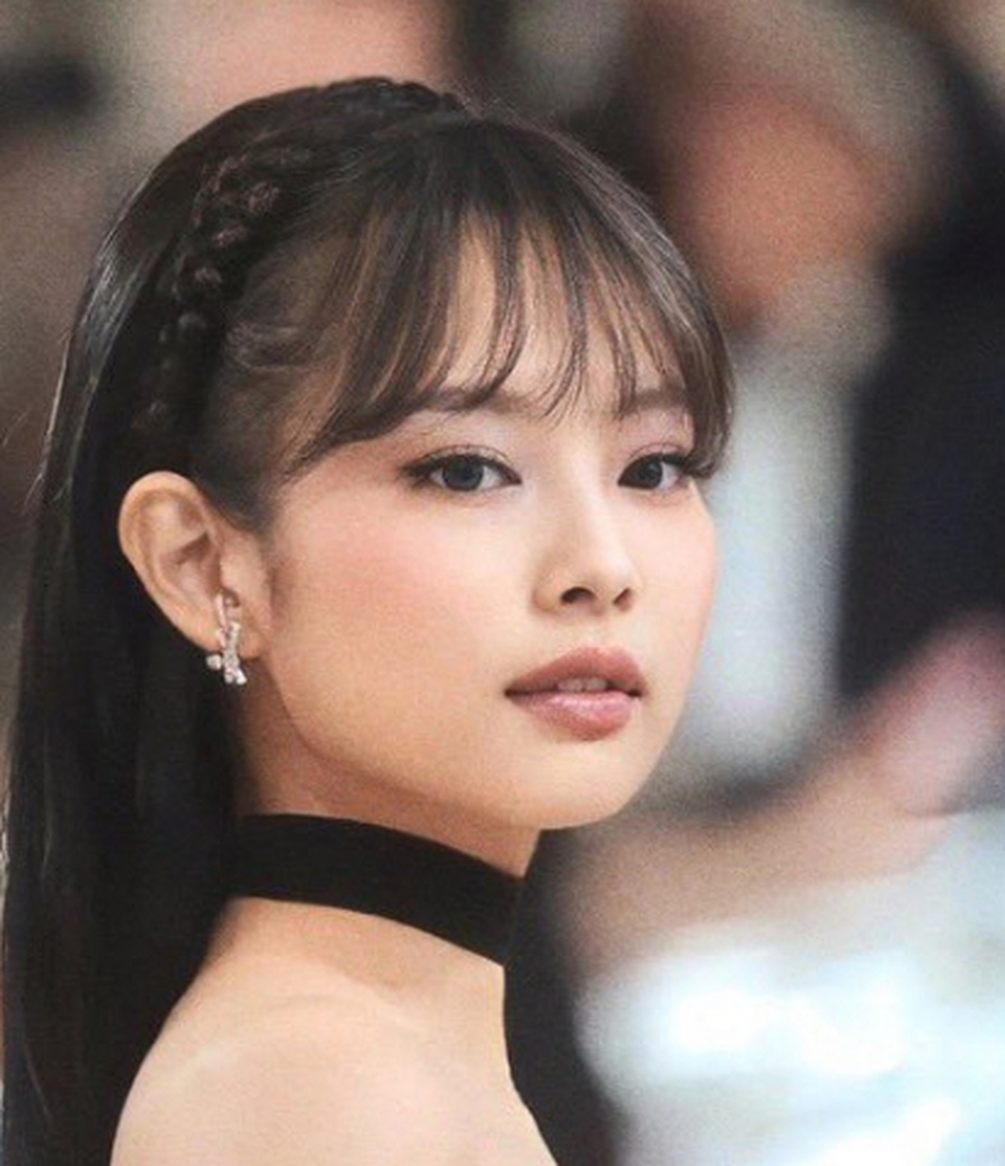 网友给jennie红毯造p了个刘海,但是感觉还是无刘海整体更干净一些.