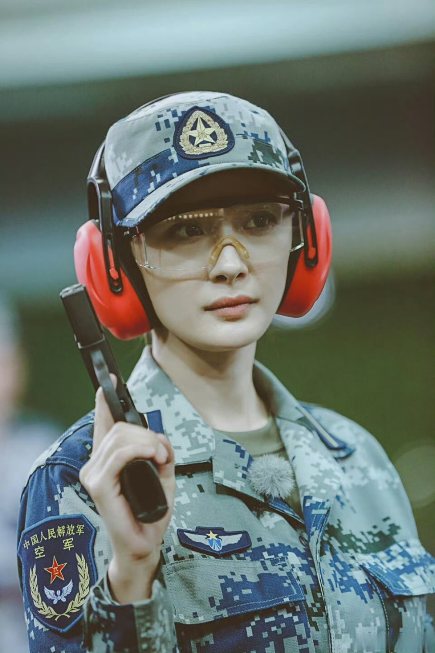 要军训了吧,要像杨幂一样勇敢,坚强,不能偷懒哟.当然啦!