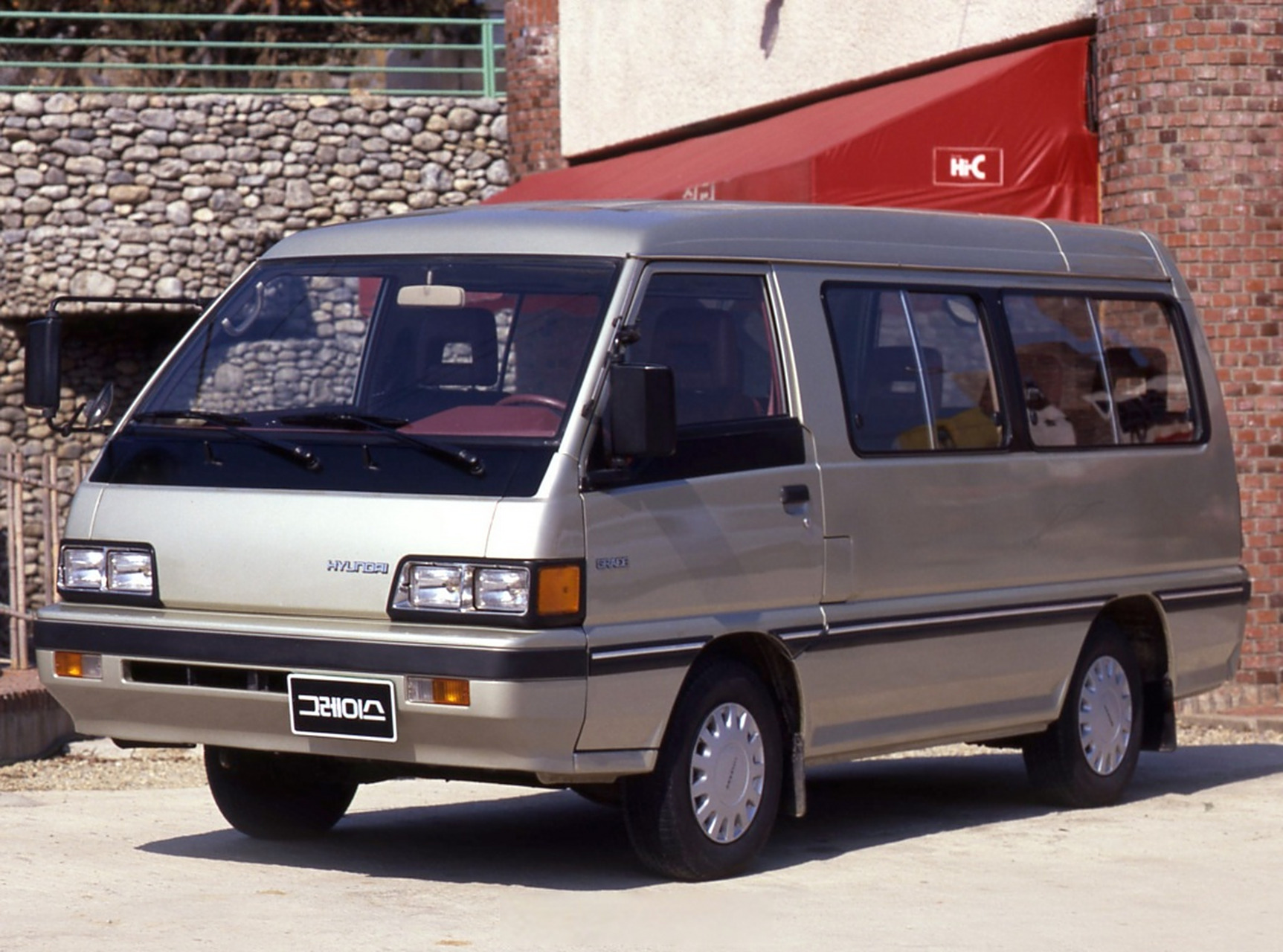 你以为这是三菱l300得利卡?睁大眼睛,鼻子上是现代标!