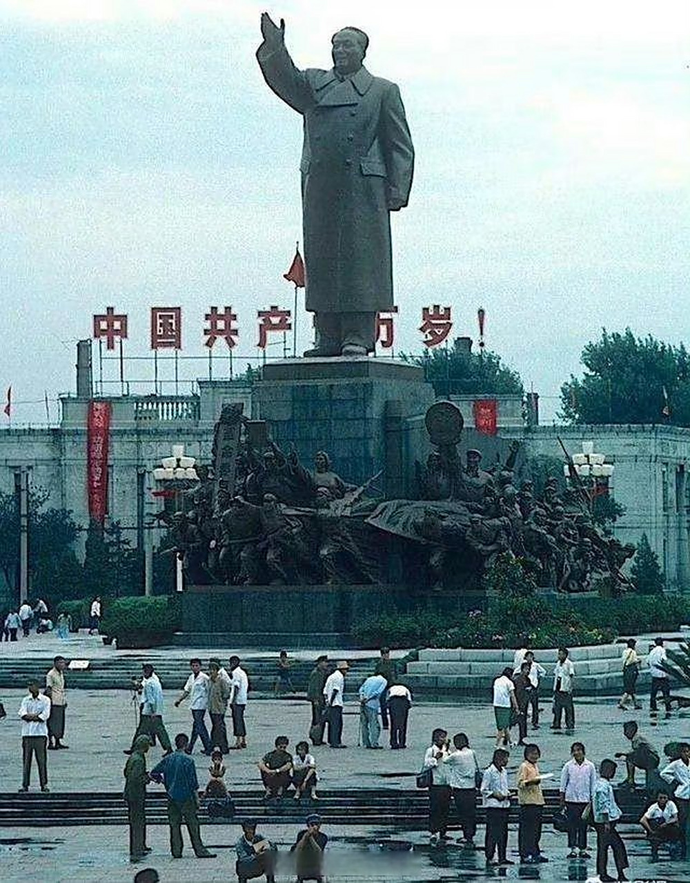 这张照片拍摄于1977年的沈阳中山广场,人很多很热闹,整个雕塑群似乎和