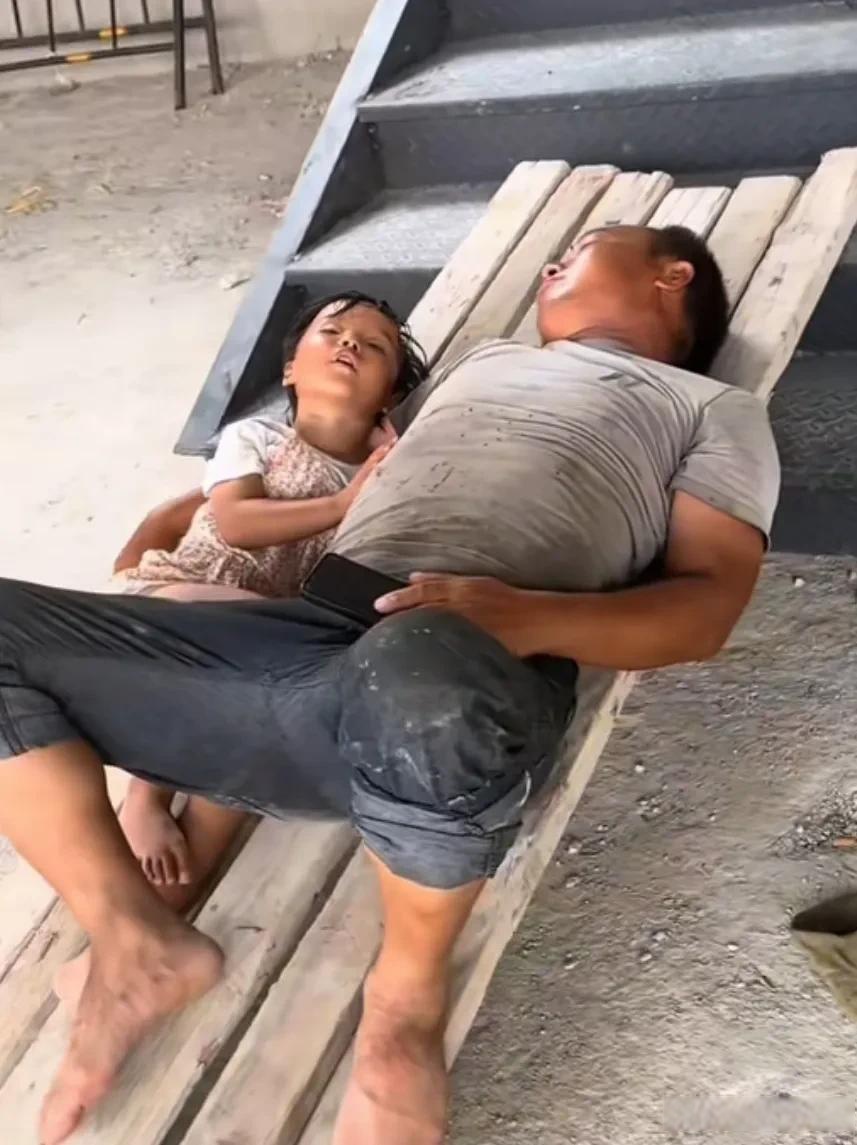 孩子怕爸爸的表现