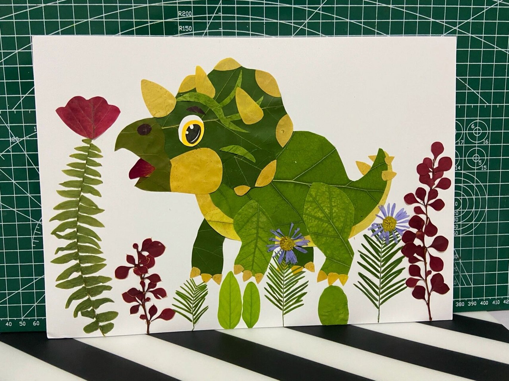 树叶画 树叶贴画～三角恐龙 三角龙 (角龙下目角龙科的草食性恐龙)