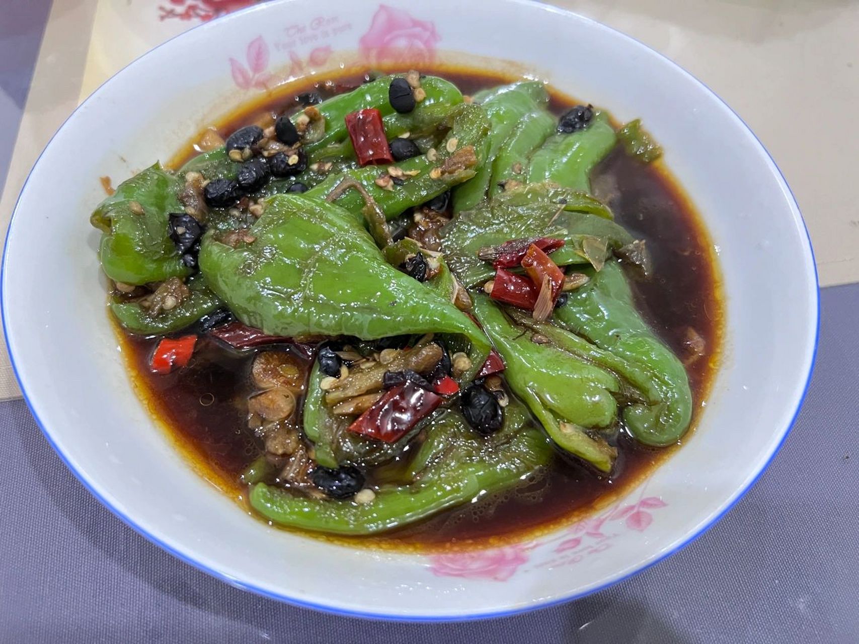 便宜又下饭的荷包辣椒 做法: 1,辣椒洗干净拔掉辣椒蒂,(辣椒要选乡下