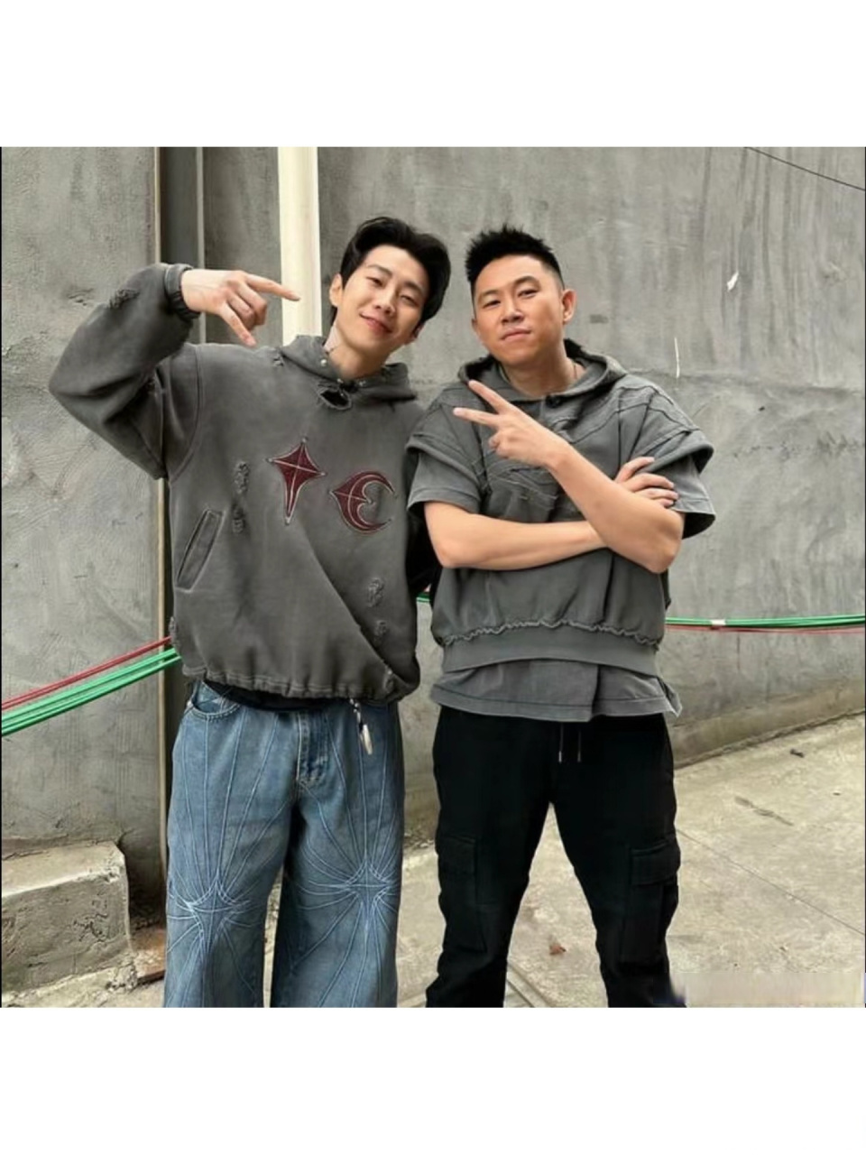 朴宰范晒与欧阳靖合照##朴宰范欧阳靖合照# 没想到朴宰范高中的时候