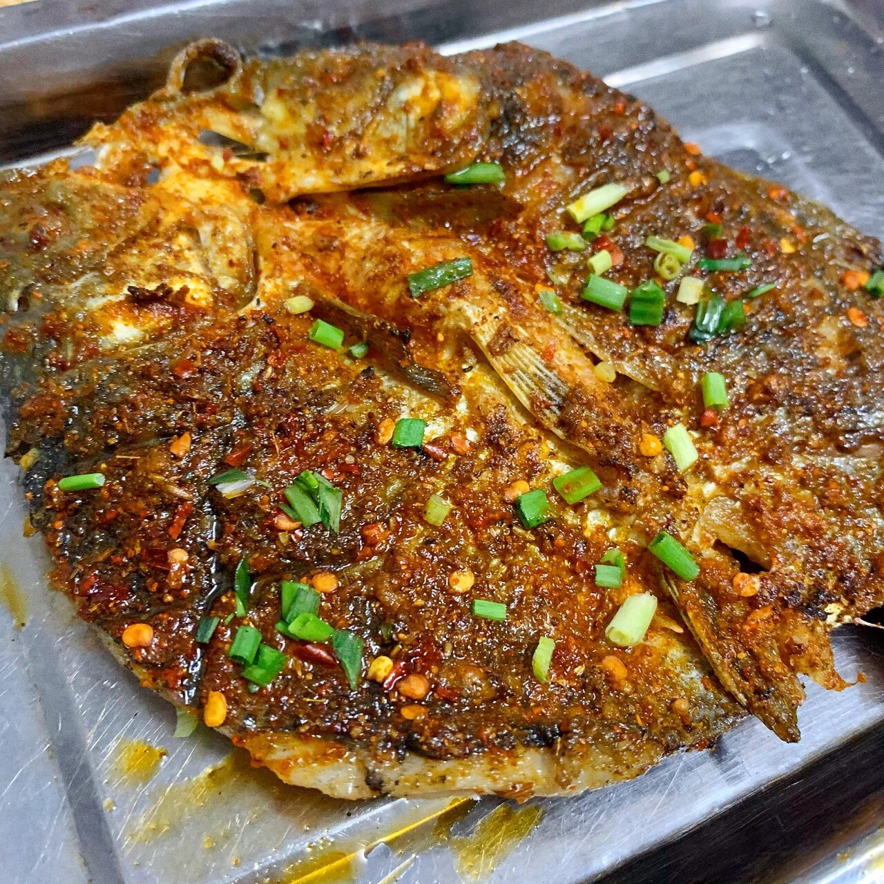 岳阳一家做烤鲫鱼可以超神的烧烤店 藏在五里牌运通街的小巷子里