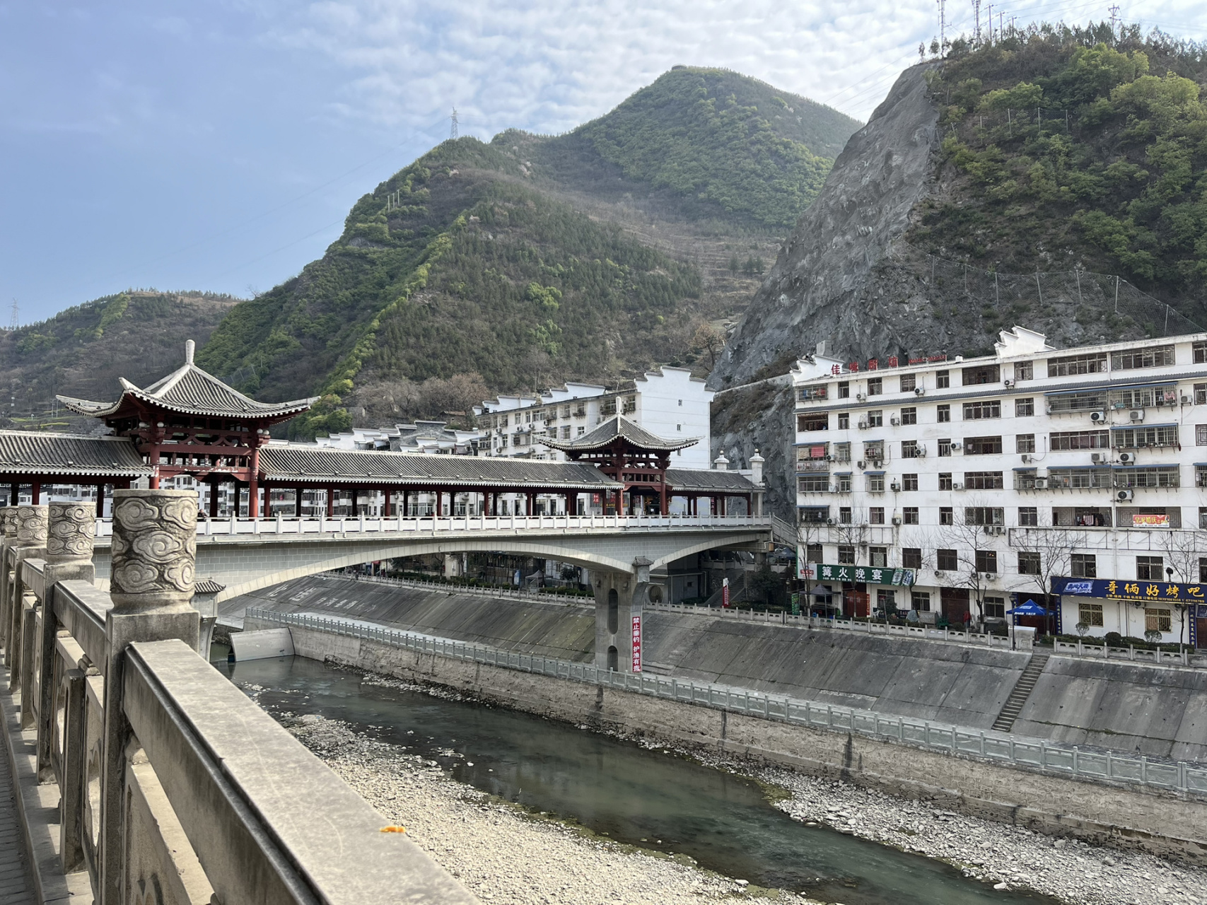 陕西安康白河县来啦 没想到离湖北这么近,一桥之隔就是十堰,依山依河