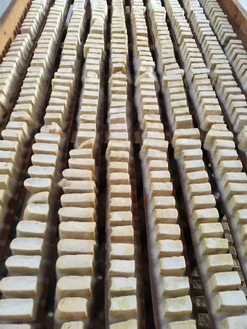 发霉的豆腐乳还能吃吗 很多人以为这是发霉不可以食用,其实豆腐乳发酵