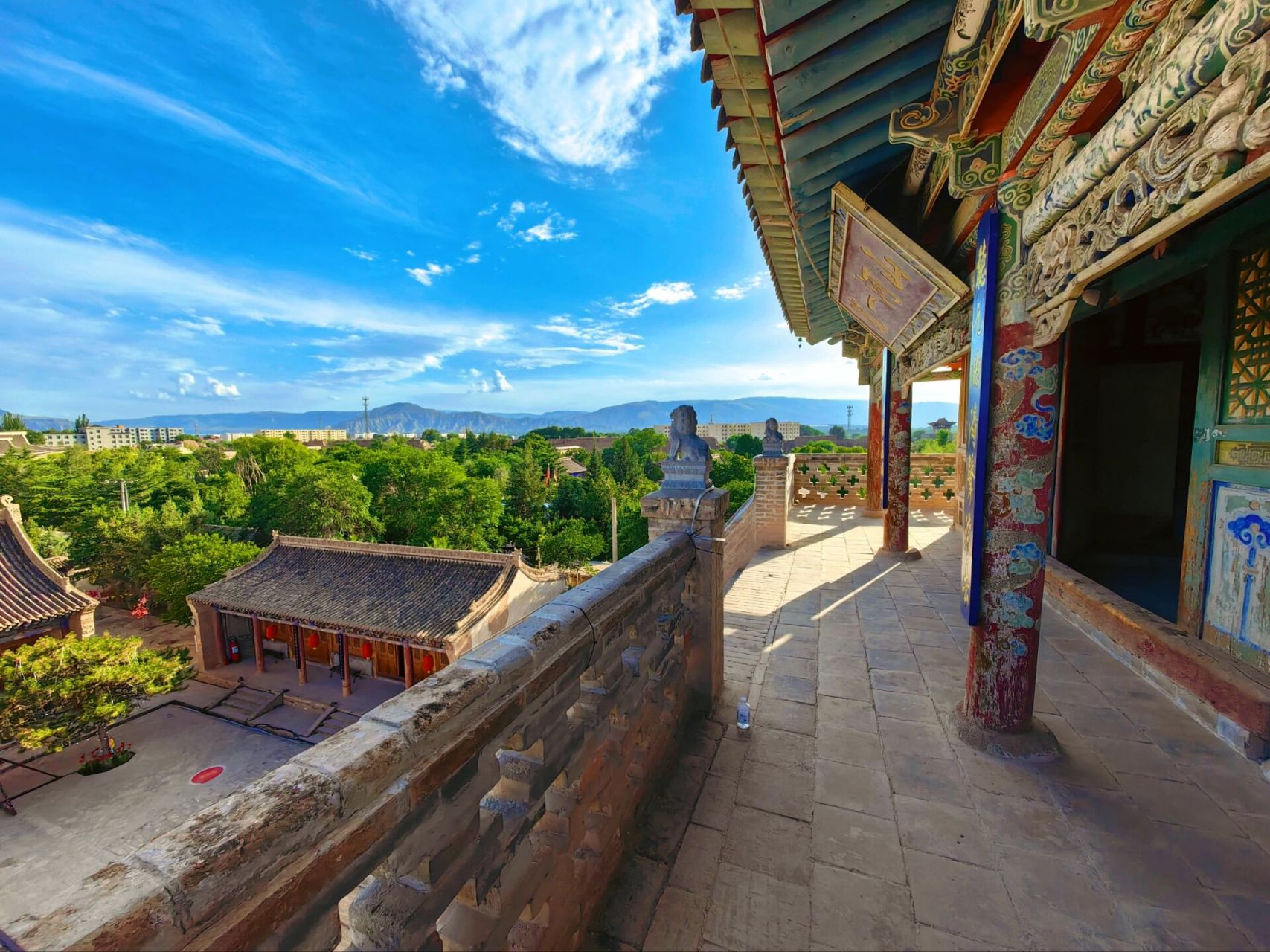 西宁附近的宝藏小城 从西宁往返贵德非常方便,西宁的南川西路客运站与