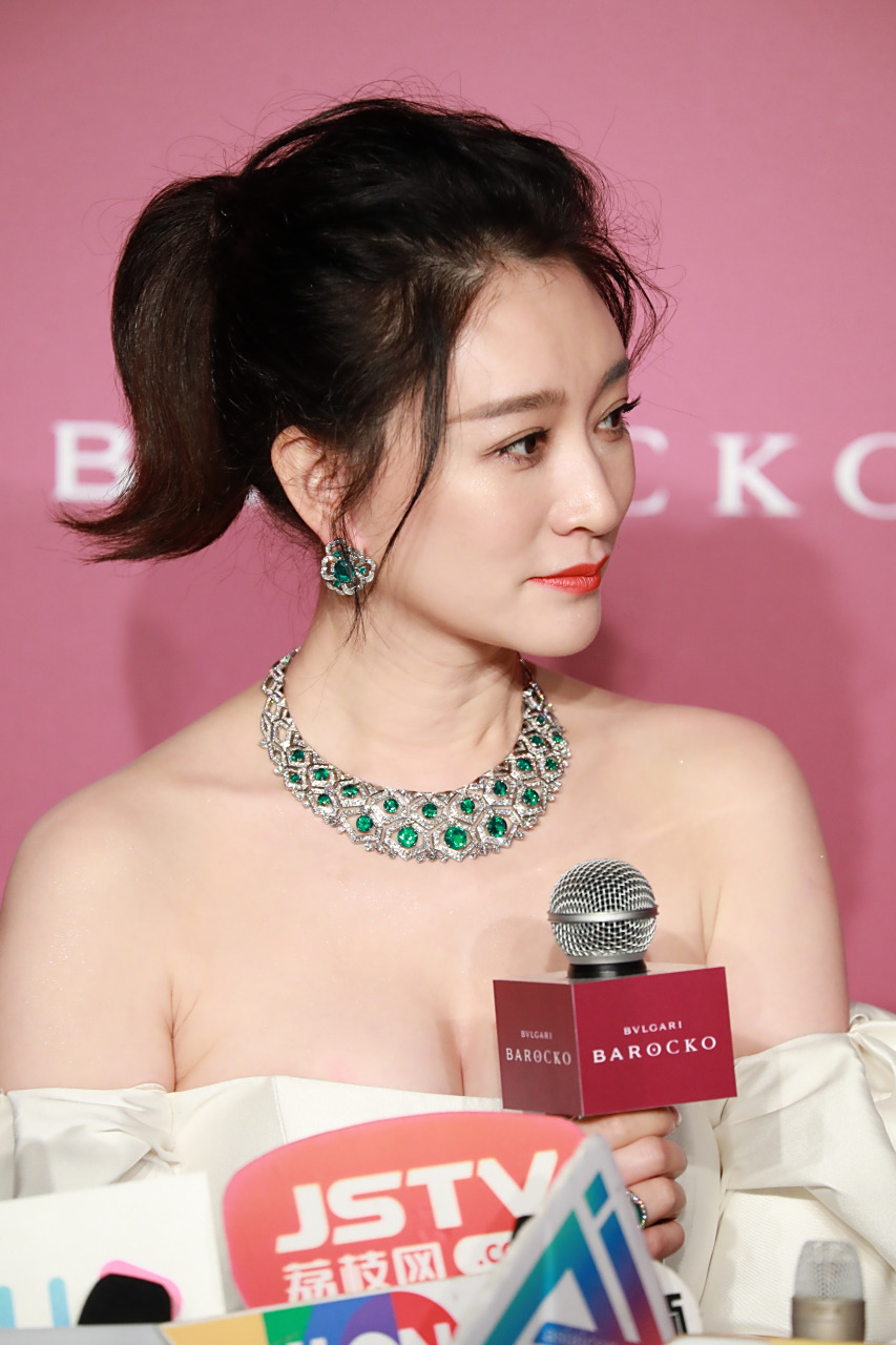 李小冉宝低胸礼服雪白无暇[嘻嘻]