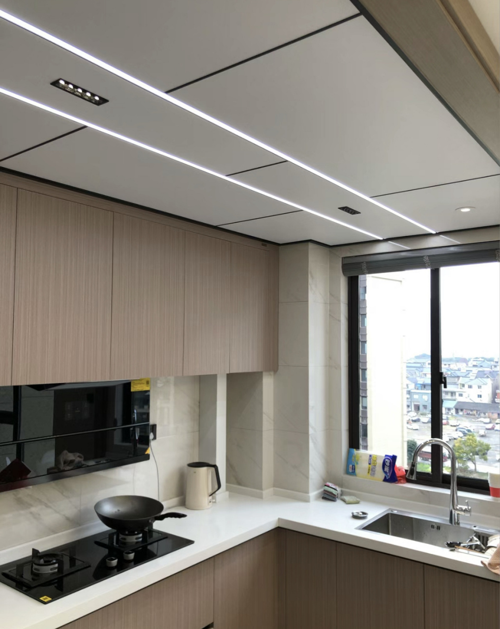 现在用蜂窝大板吊顶的业主越来越多,好看,好打理,也好检修,做个蜂窝