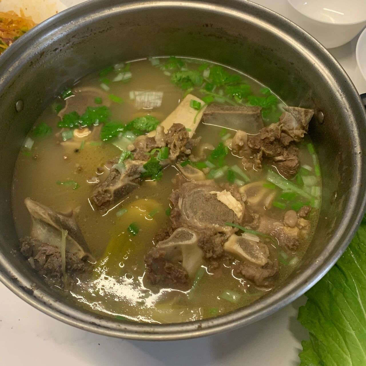 牛骨汤做法 1,洗干净牛骨,凉水下锅,大火烧开,撇出血沫 2,血沫撇的干