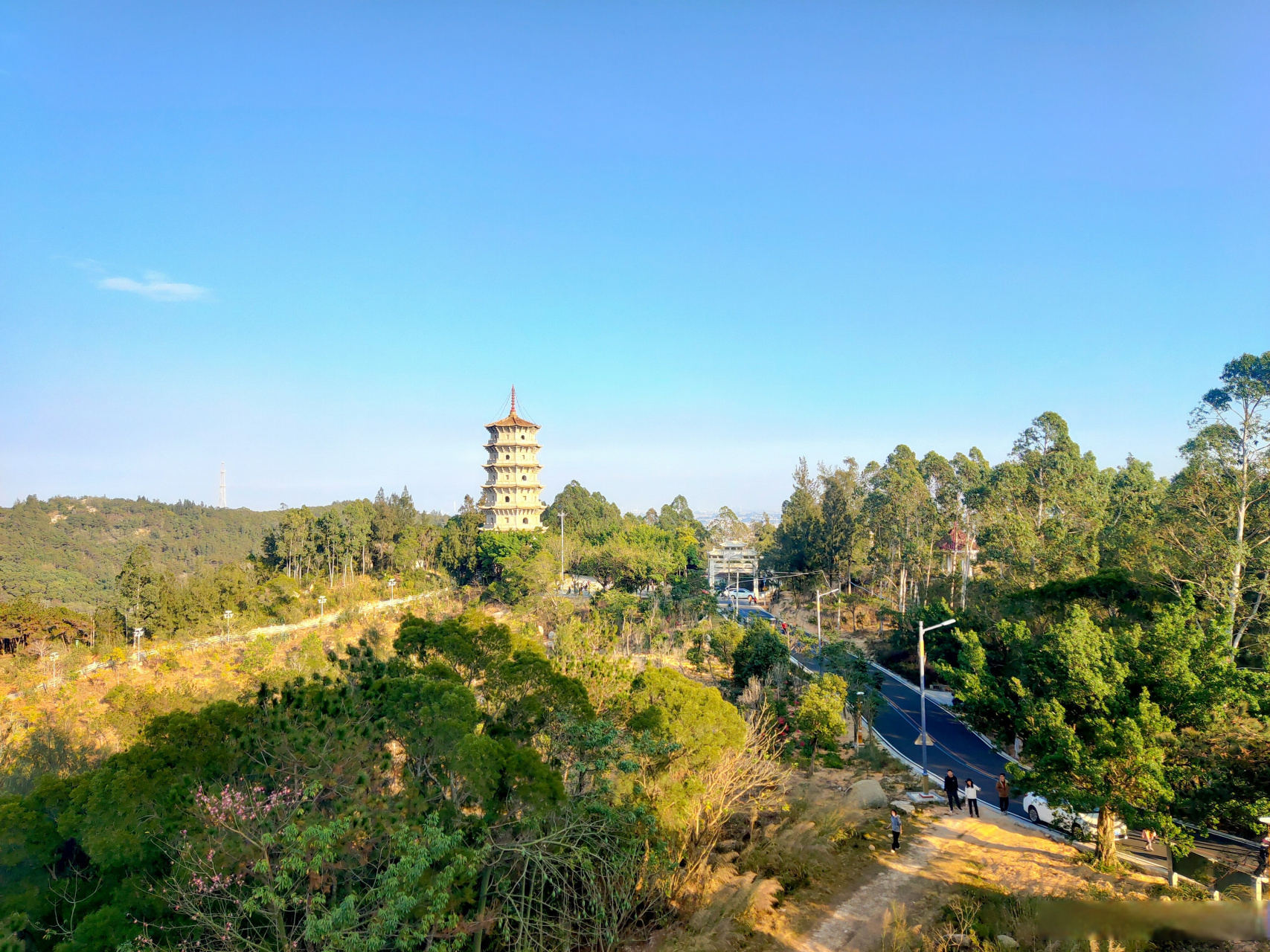 北宋初卢瞻结庐读书其上,后中举登科,因名登科山