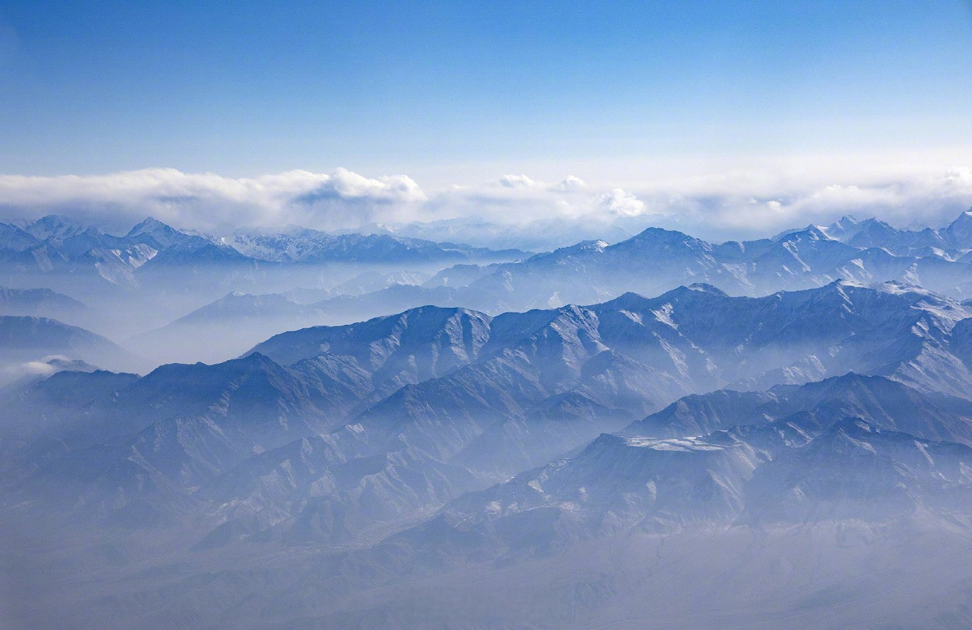 2月2日,甘肃省嘉峪关市,祁连山脉被皑皑白雪覆盖,银装素裹,在蓝天白云