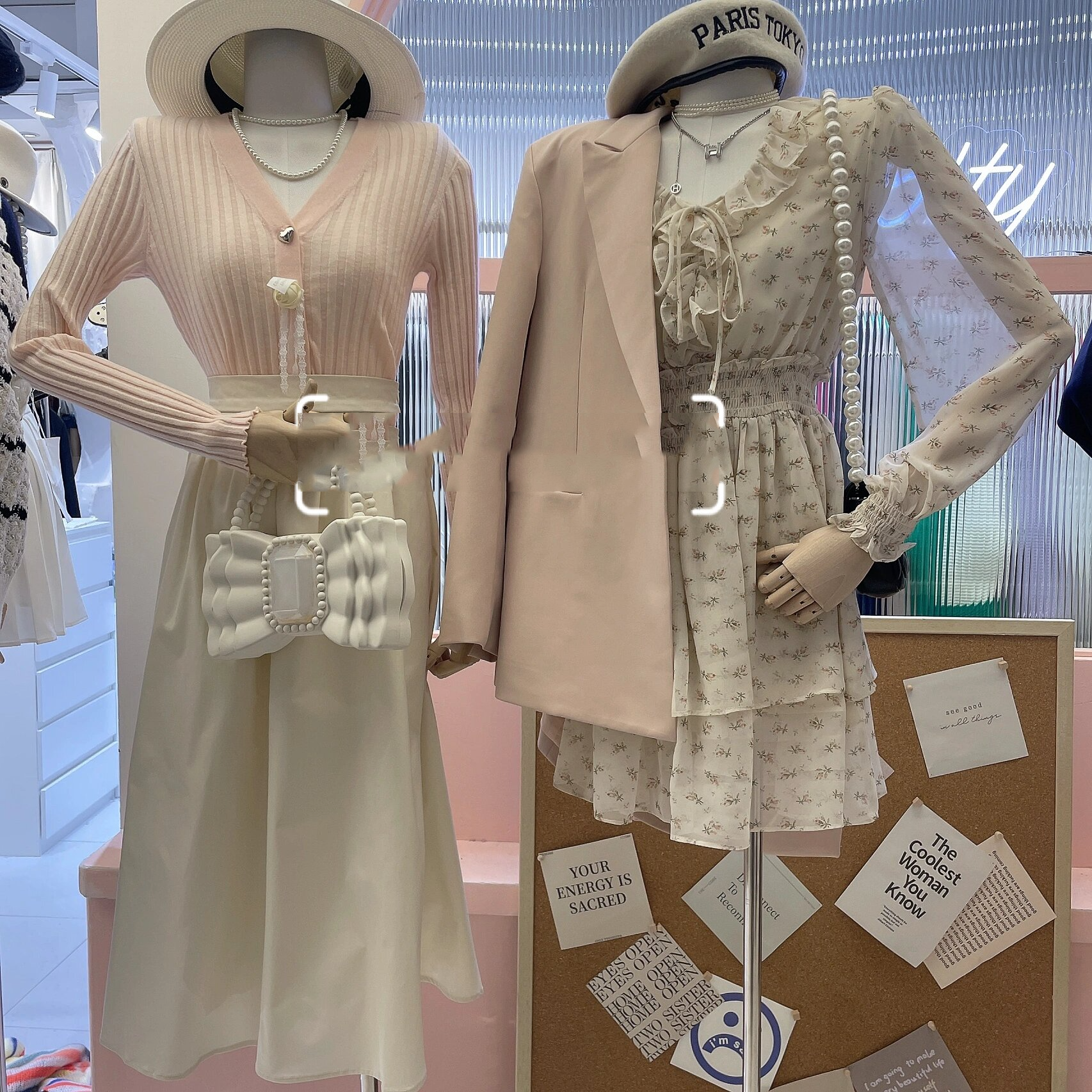 服装店高级模特陈列最重要之(三)秋冬篇 一,风格统一化 同一个橱窗中