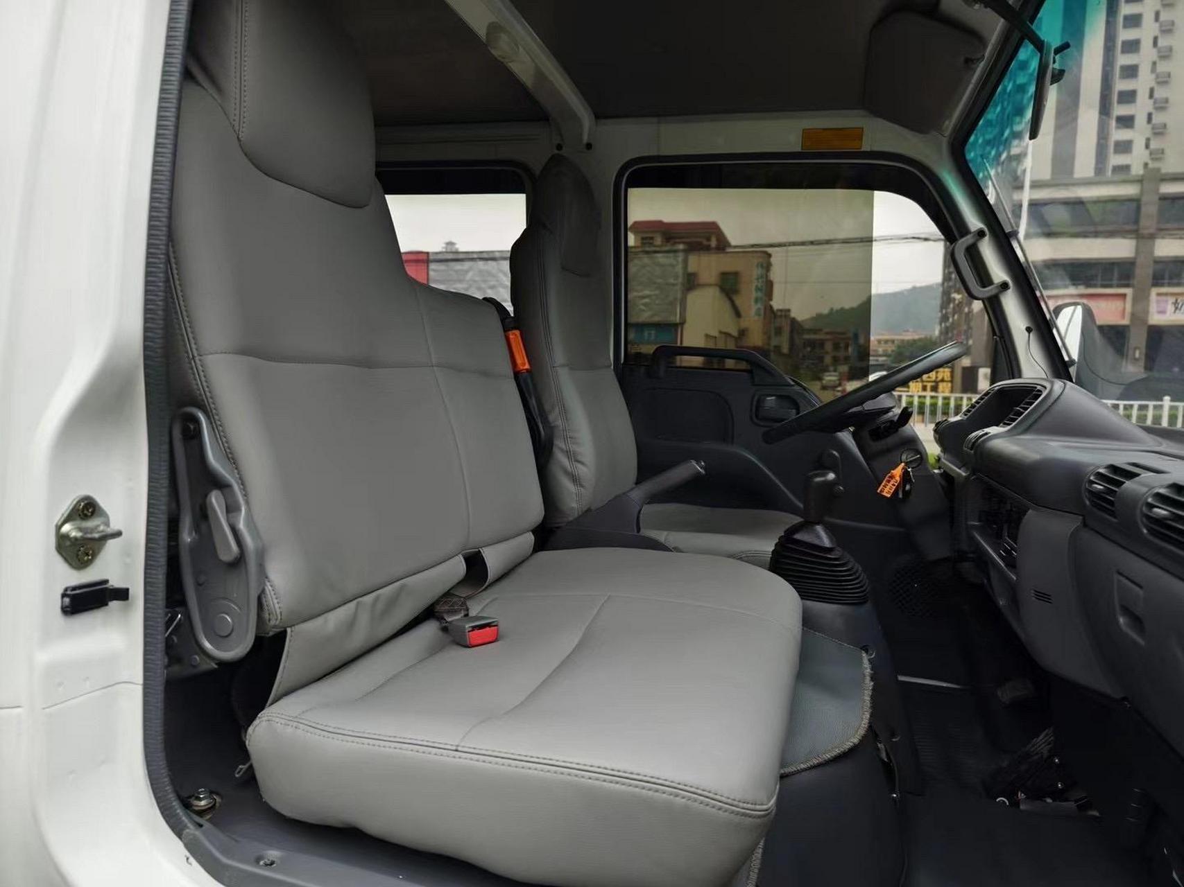 庆铃五十铃100p双排3米3厢式货车