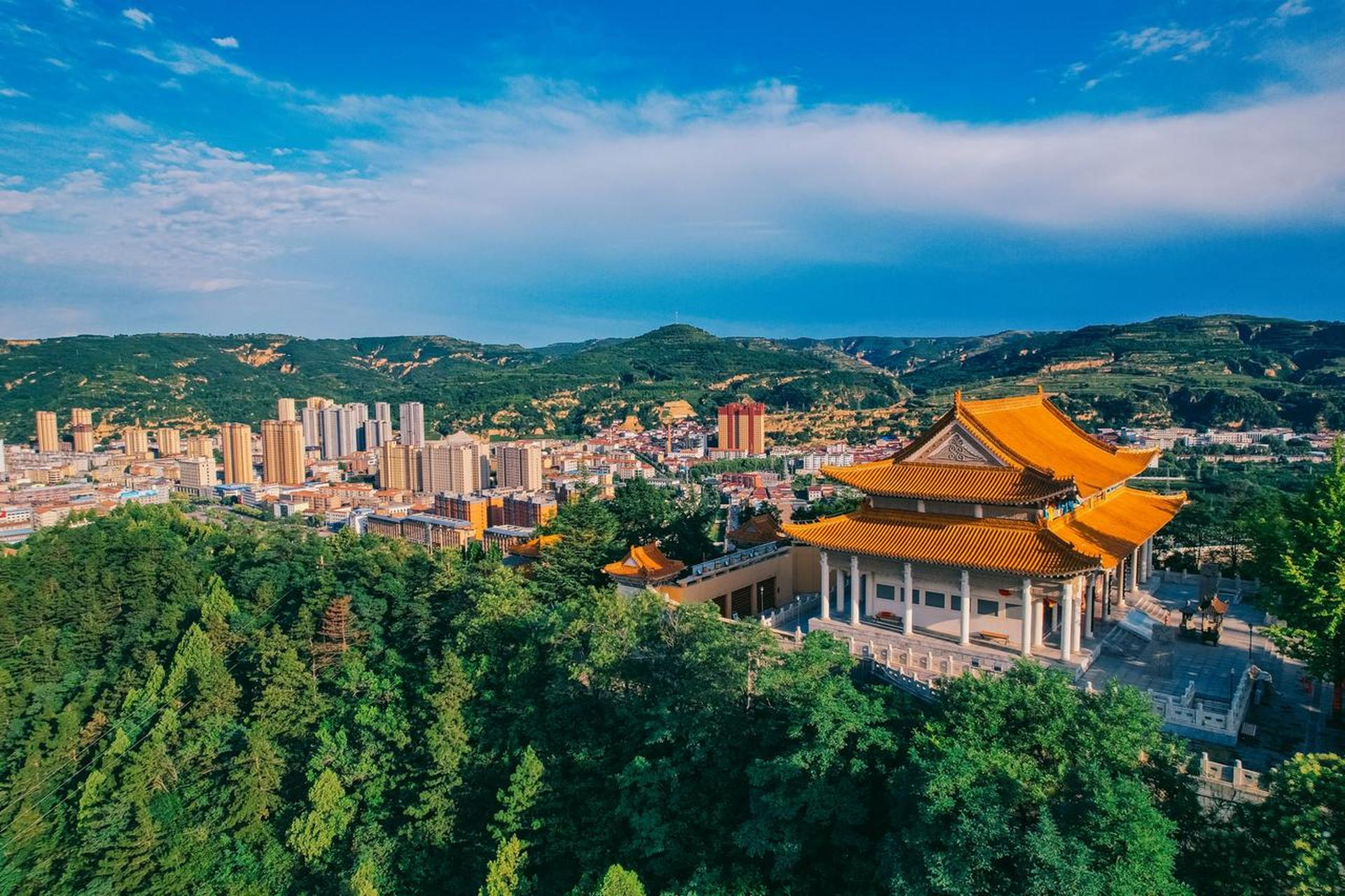 位于甘肃省平凉市泾川县城西一华里的回山之上,是西王母祖庙,也是西