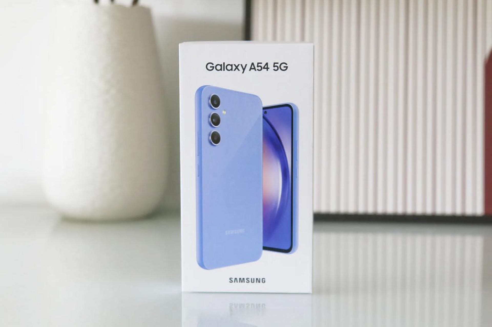来给三星galaxy a54 5g来个随手拍,玻璃材质背板,金属质感边框,悬浮感