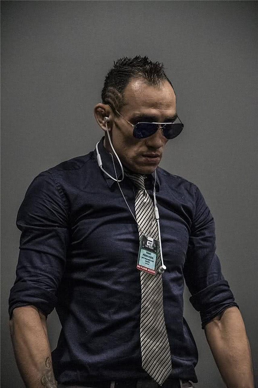 据外媒报道,"夜魔"托尼·弗格森醉驾撞翻两辆汽车,之后又拒检被捕