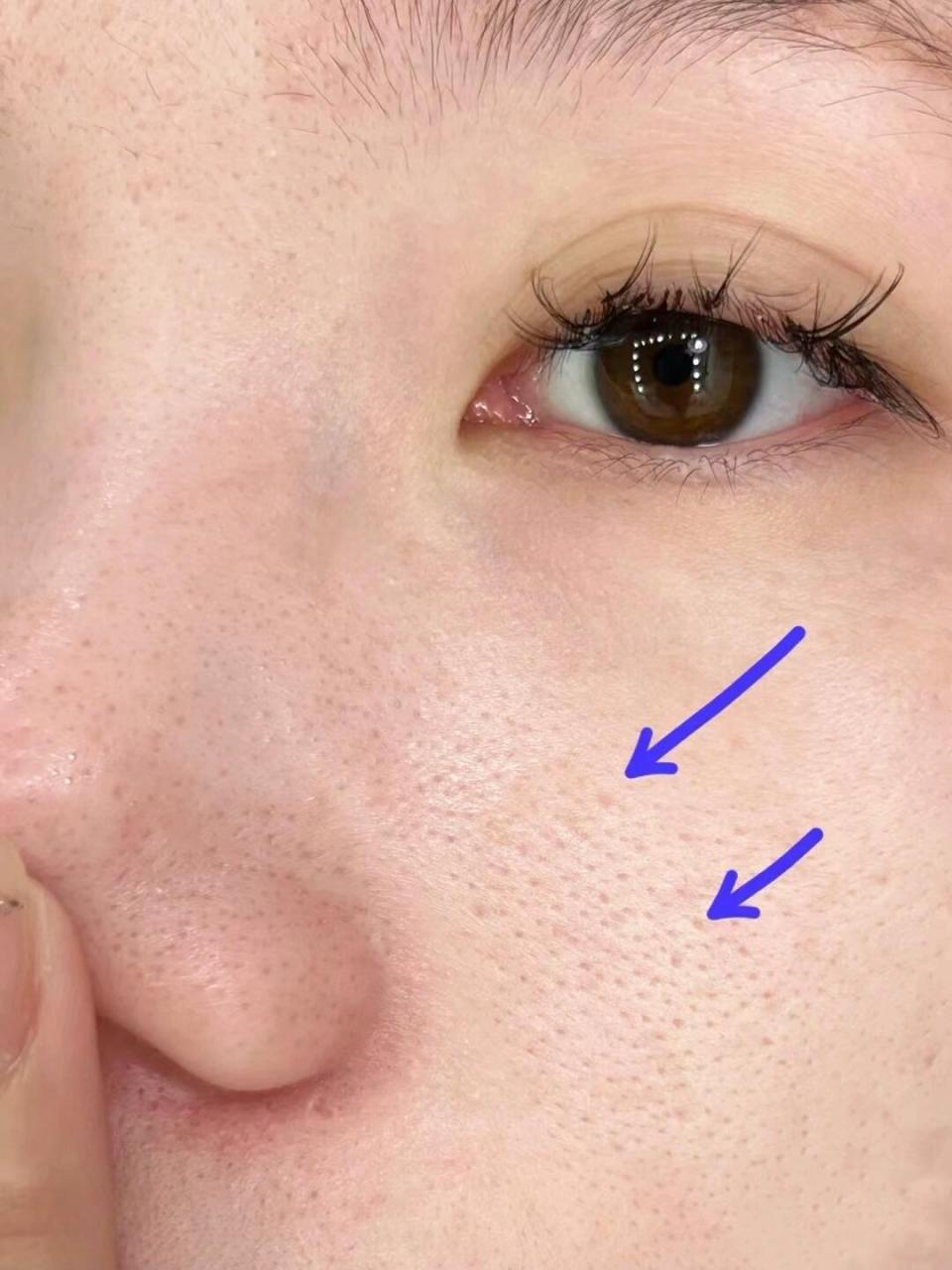 常规的粉底基本到下午已经干裂脱妆了,近期一直在用的粉底液,就柔润亲