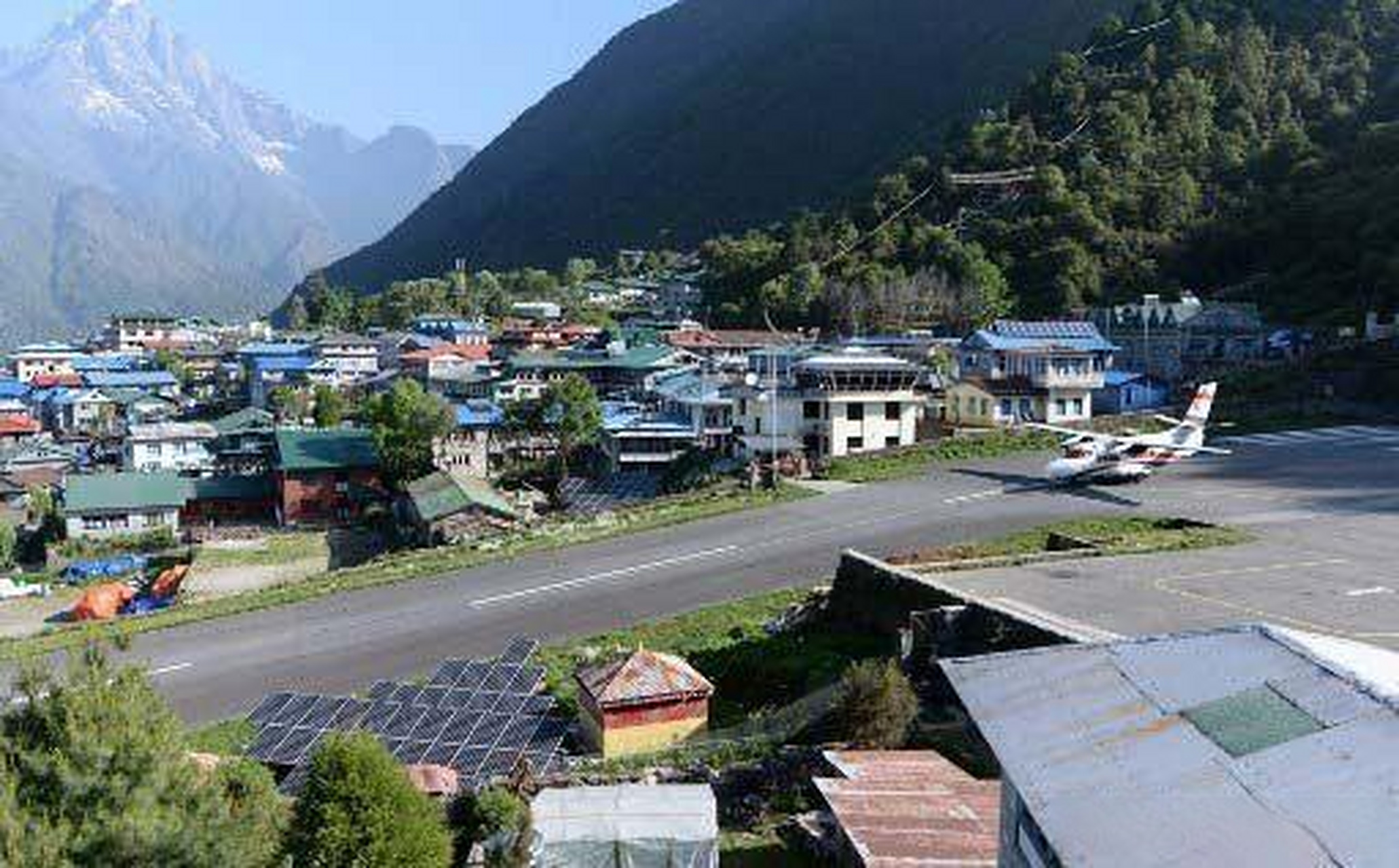 但是卢卡拉机场也被称为世界上最危险的机场.