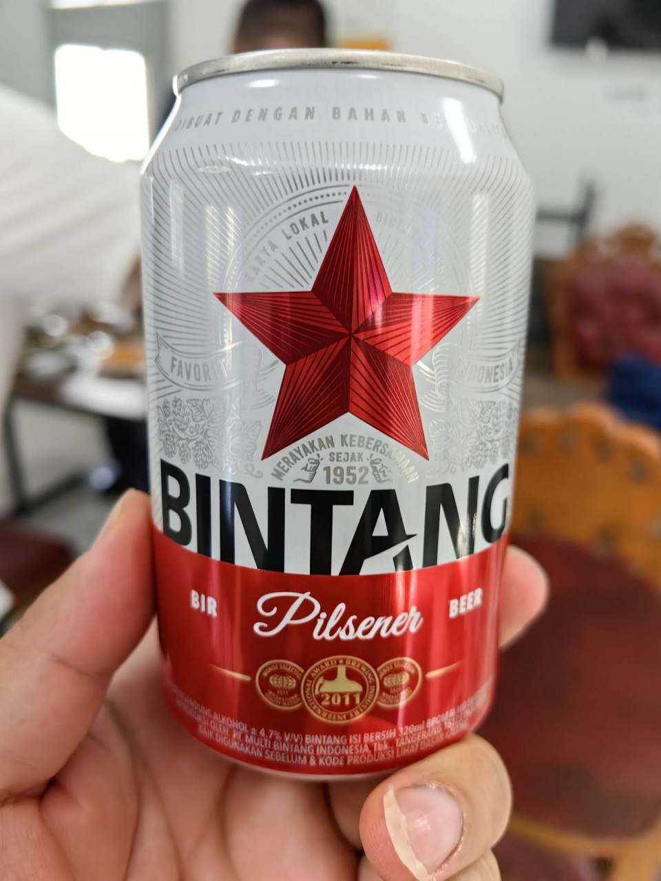 来到了印尼,当然要尝尝印尼当地的啤酒有朋友知道是什么牌子的吗?