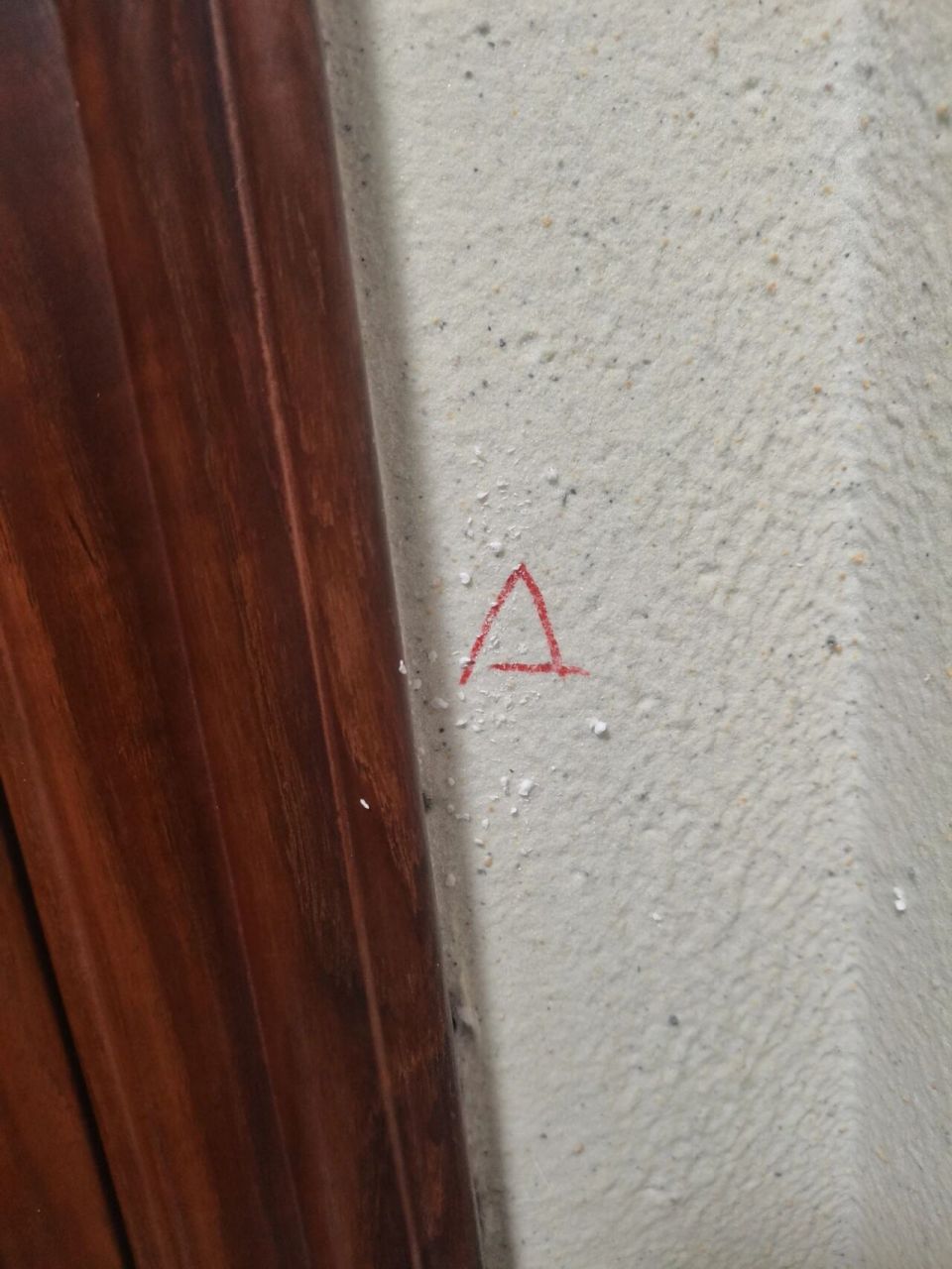 家门口被画上三角形图片
